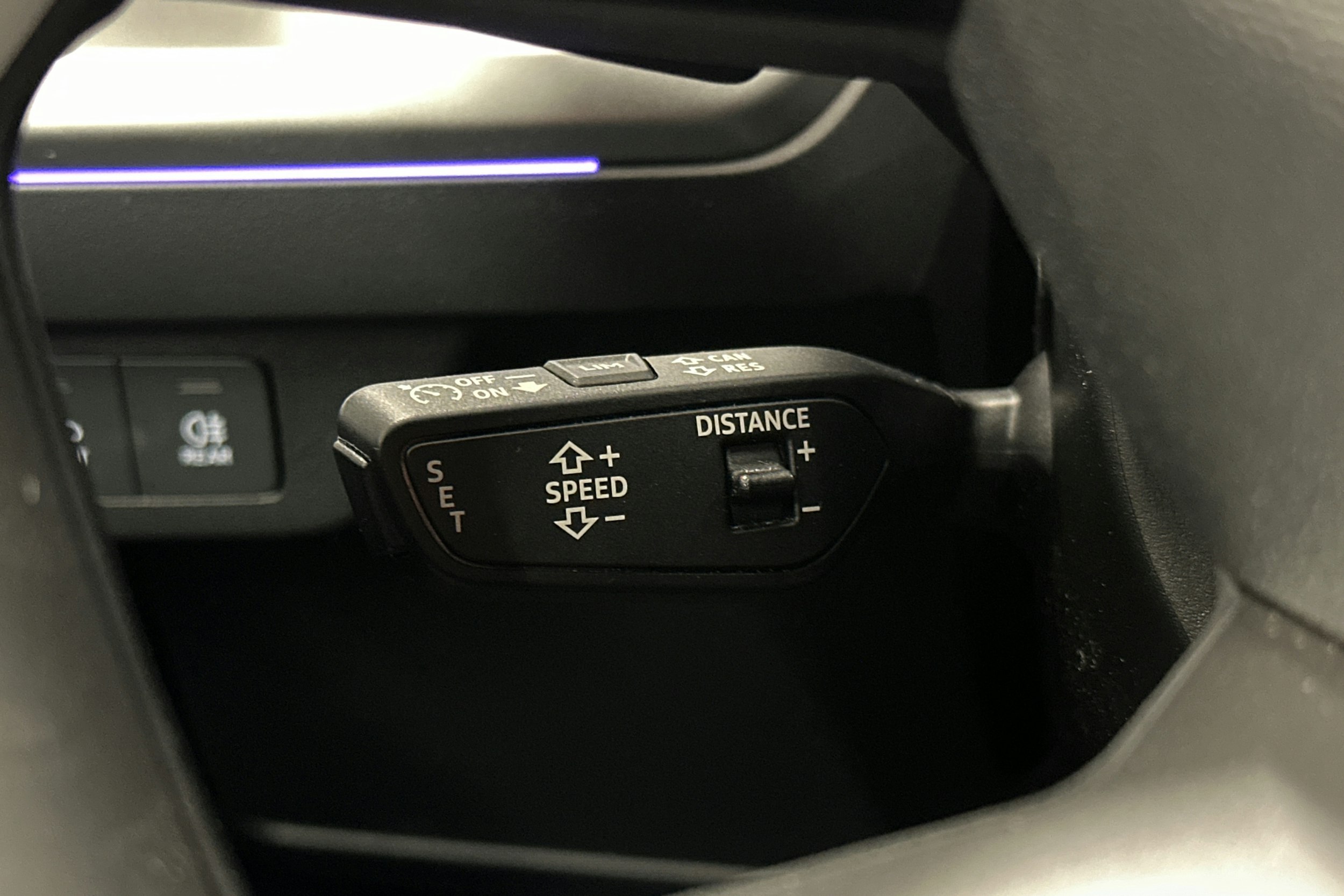 harmaa Audi Q4 e-tron 2024 kuva 18.