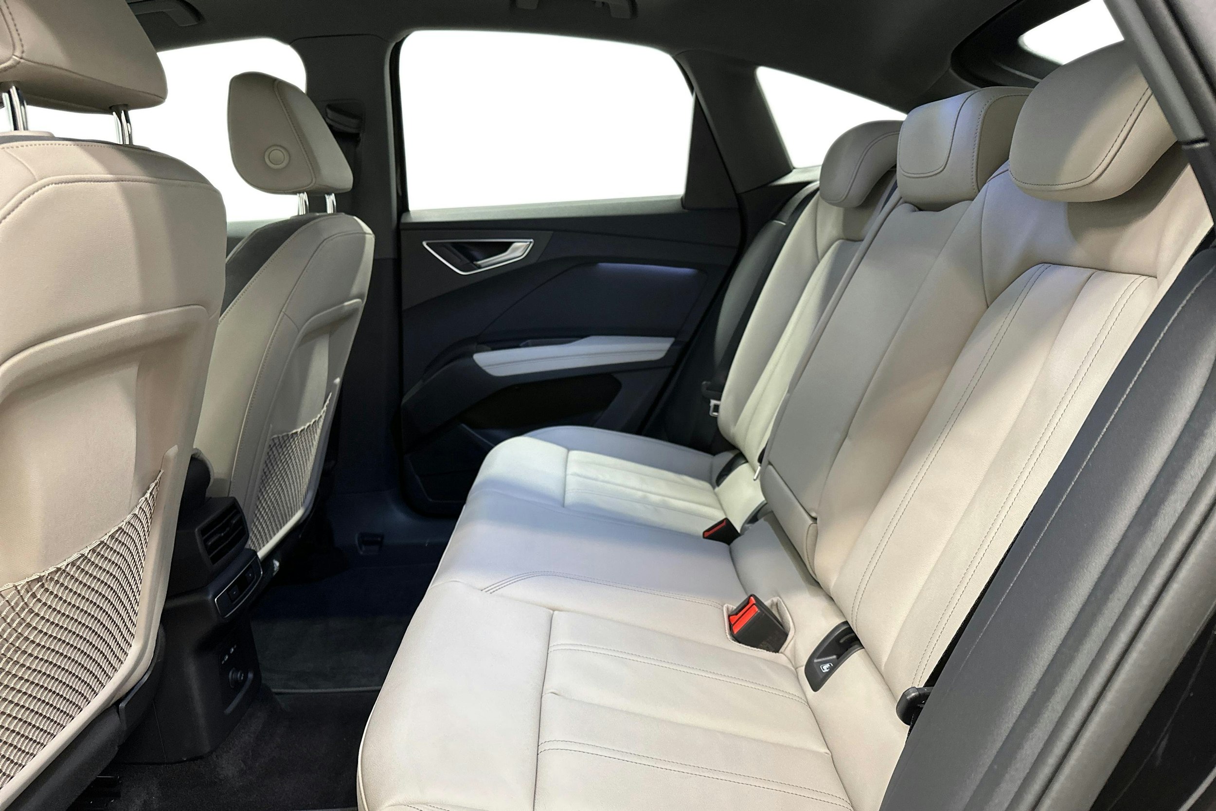 musta Audi Q4 e-tron 2024 kuva 8.