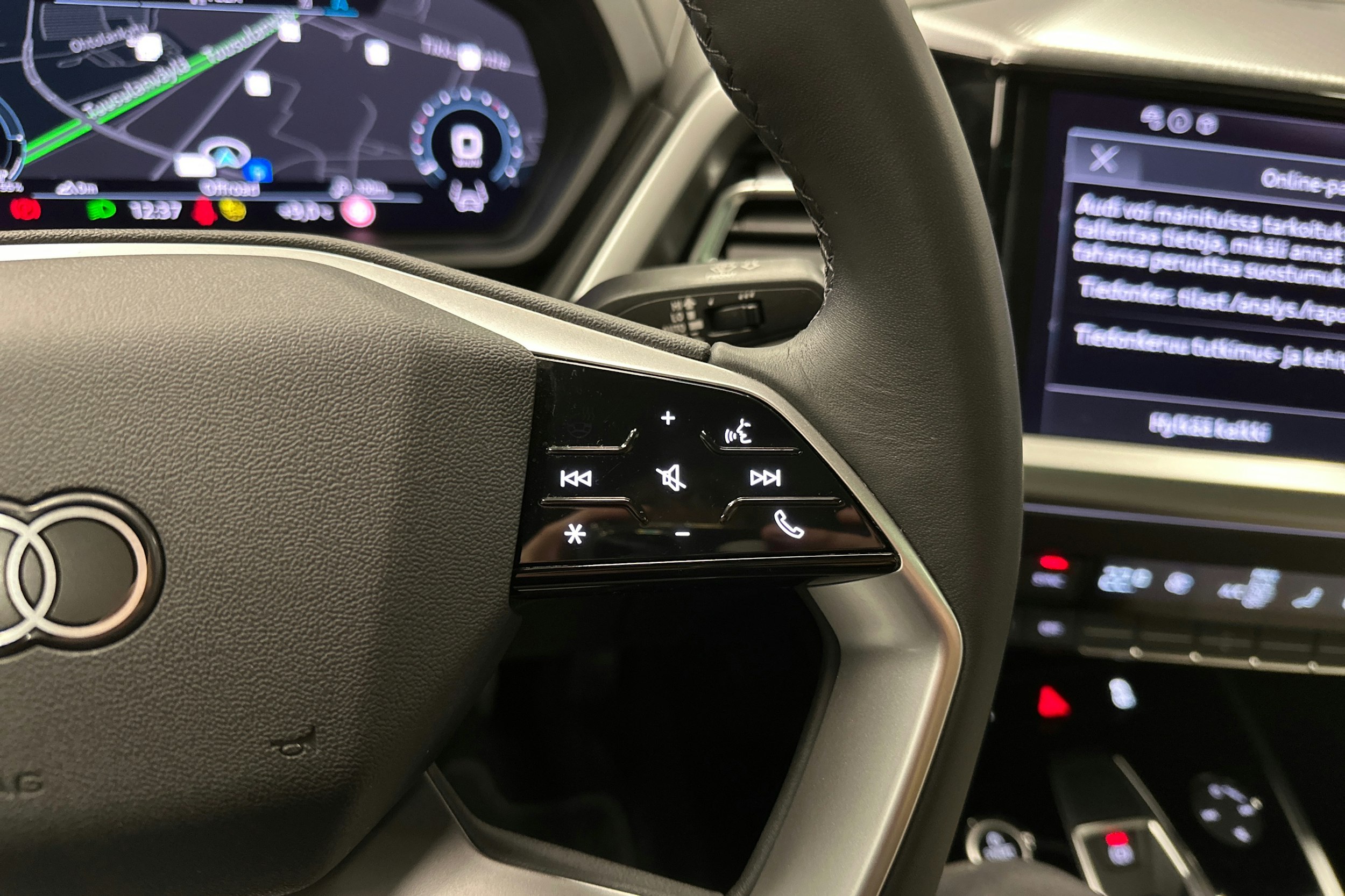 musta Audi Q4 e-tron 2024 kuva 12.