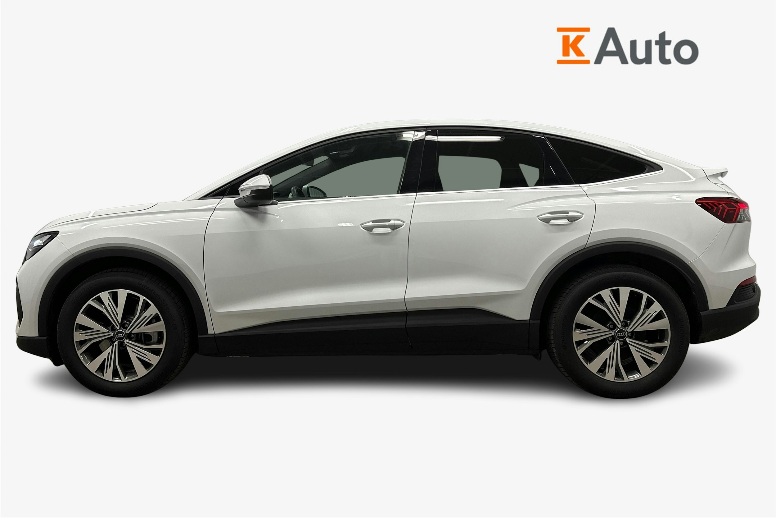 valkoinen Audi Q4 e-tron 2024 kuva 6.