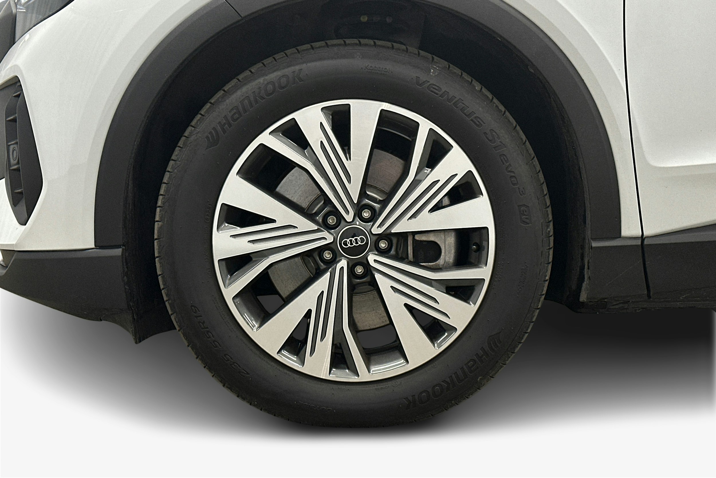 valkoinen Audi Q4 e-tron 2024 kuva 11.