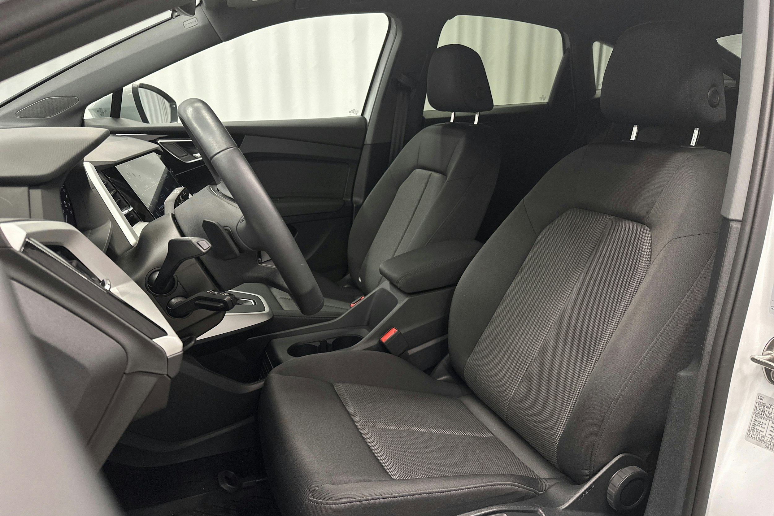 valkoinen Audi Q4 e-tron 2024 kuva 17.