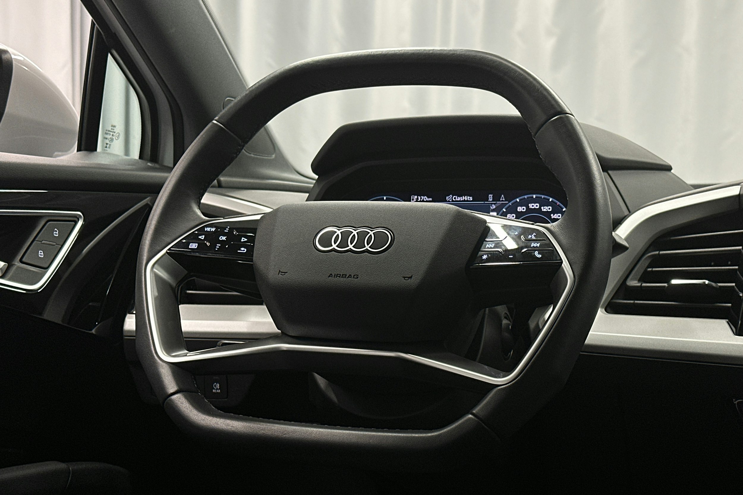 valkoinen Audi Q4 e-tron 2024 kuva 18.
