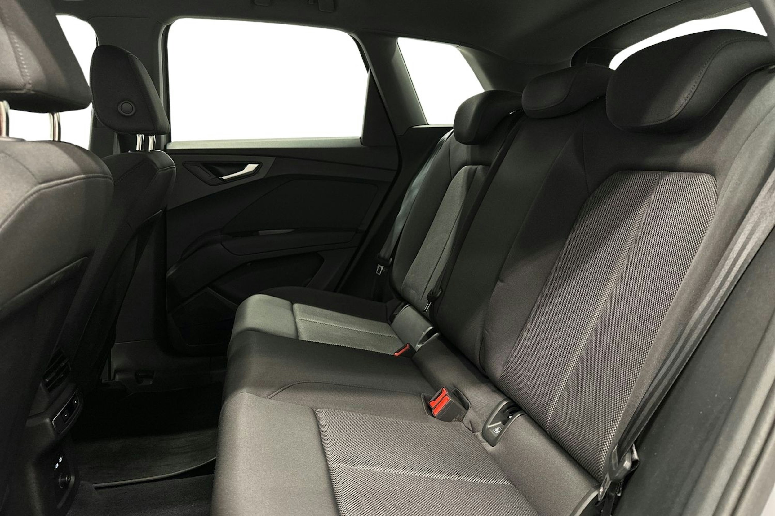 harmaa Audi Q4 e-tron 2024 kuva 8.
