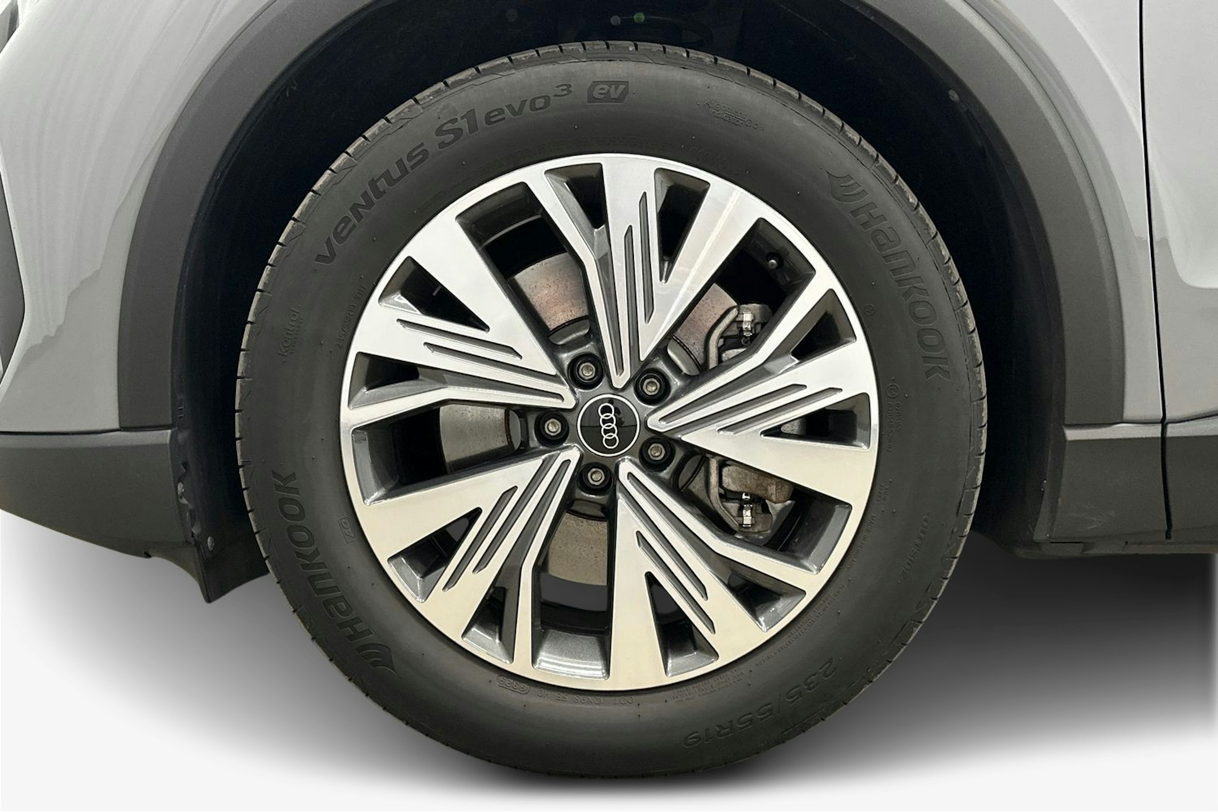 harmaa Audi Q4 e-tron 2024 kuva 9.