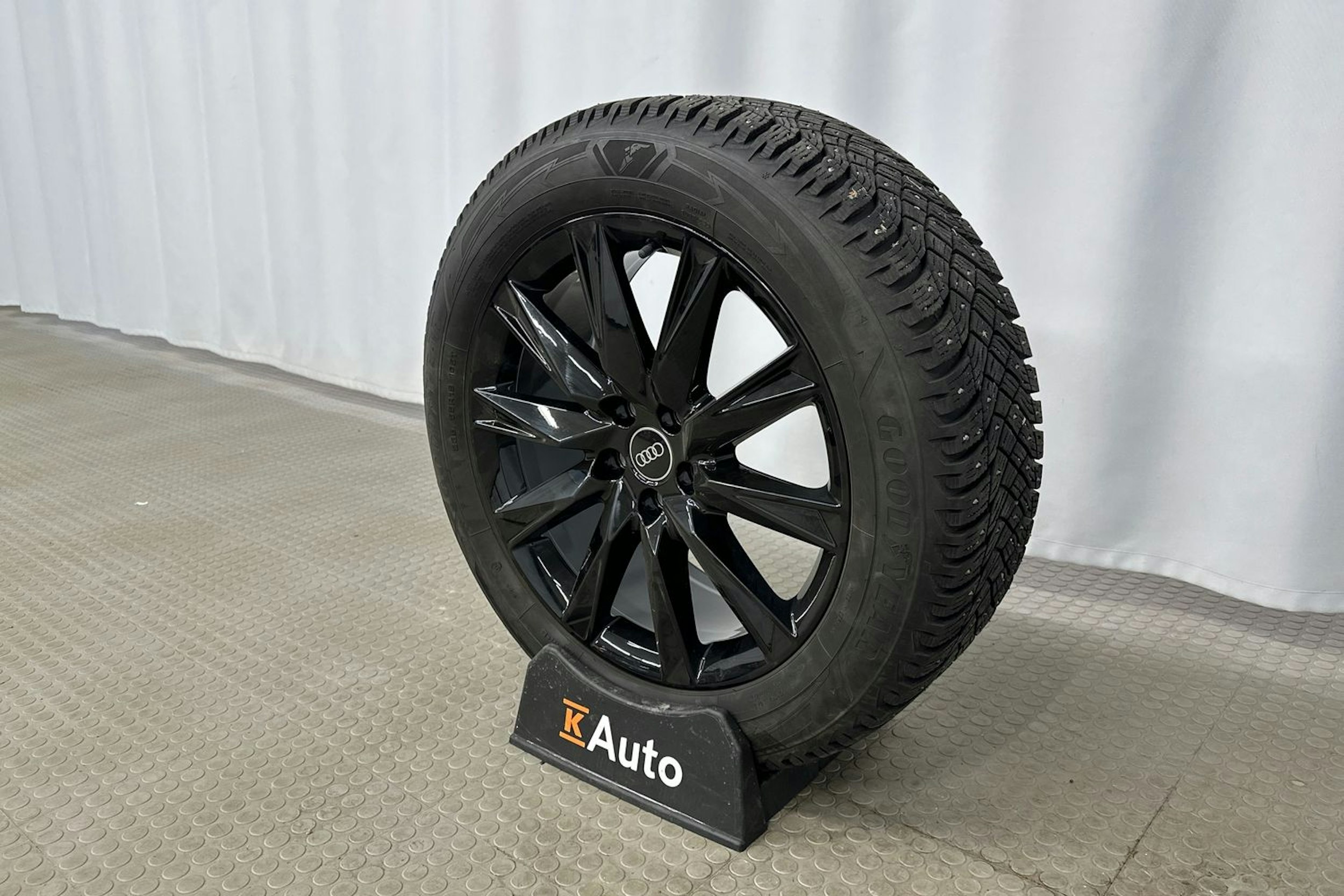 harmaa Audi Q4 e-tron 2024 kuva 10.