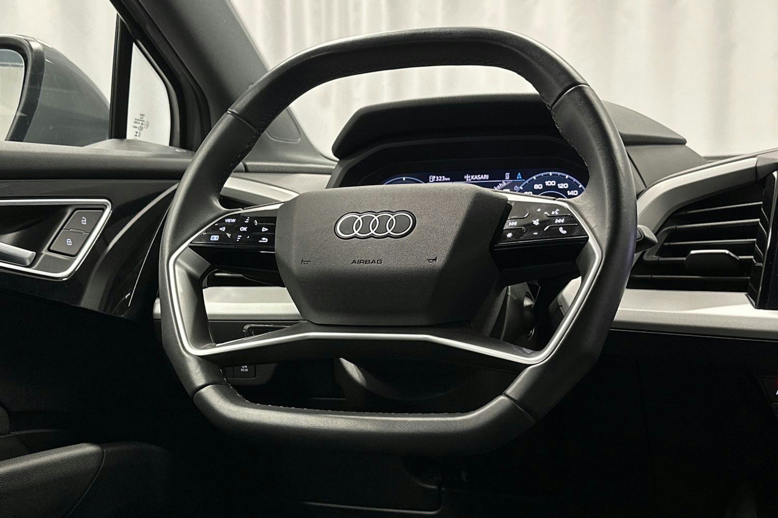 harmaa Audi Q4 e-tron 2024 kuva 14.
