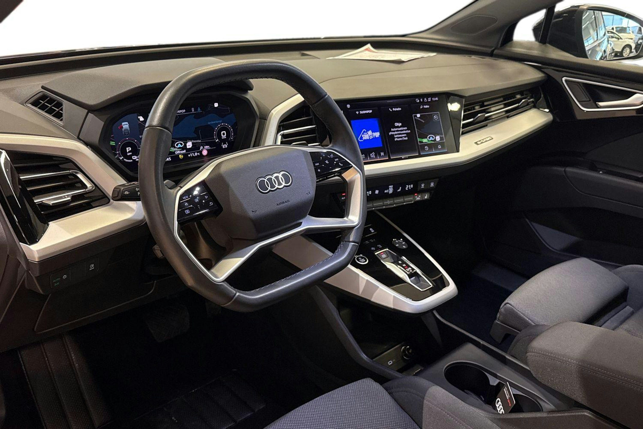 Musta Audi Q4 e-tron 2024 kuva 7.