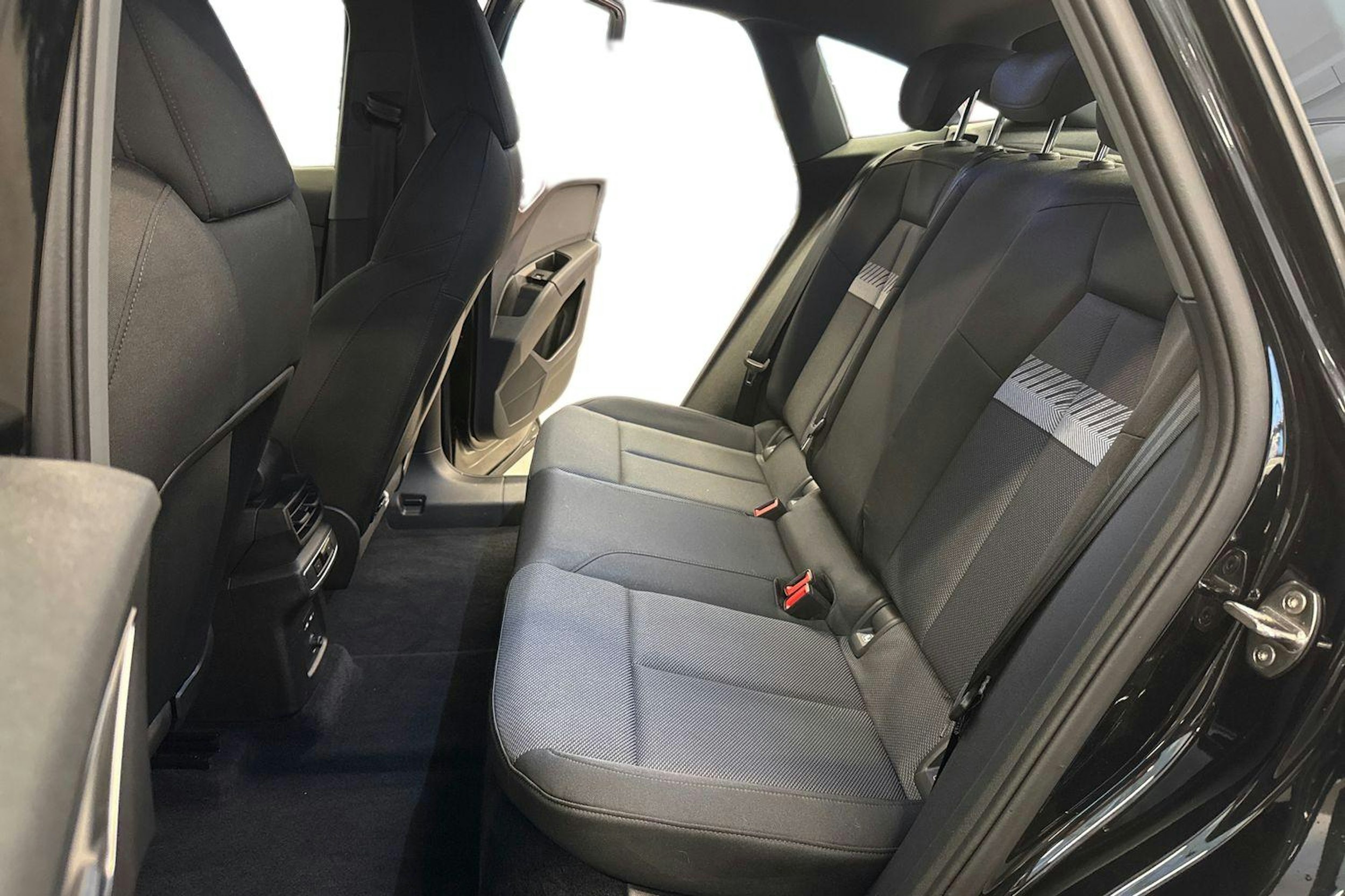 Musta Audi Q4 e-tron 2024 kuva 10.