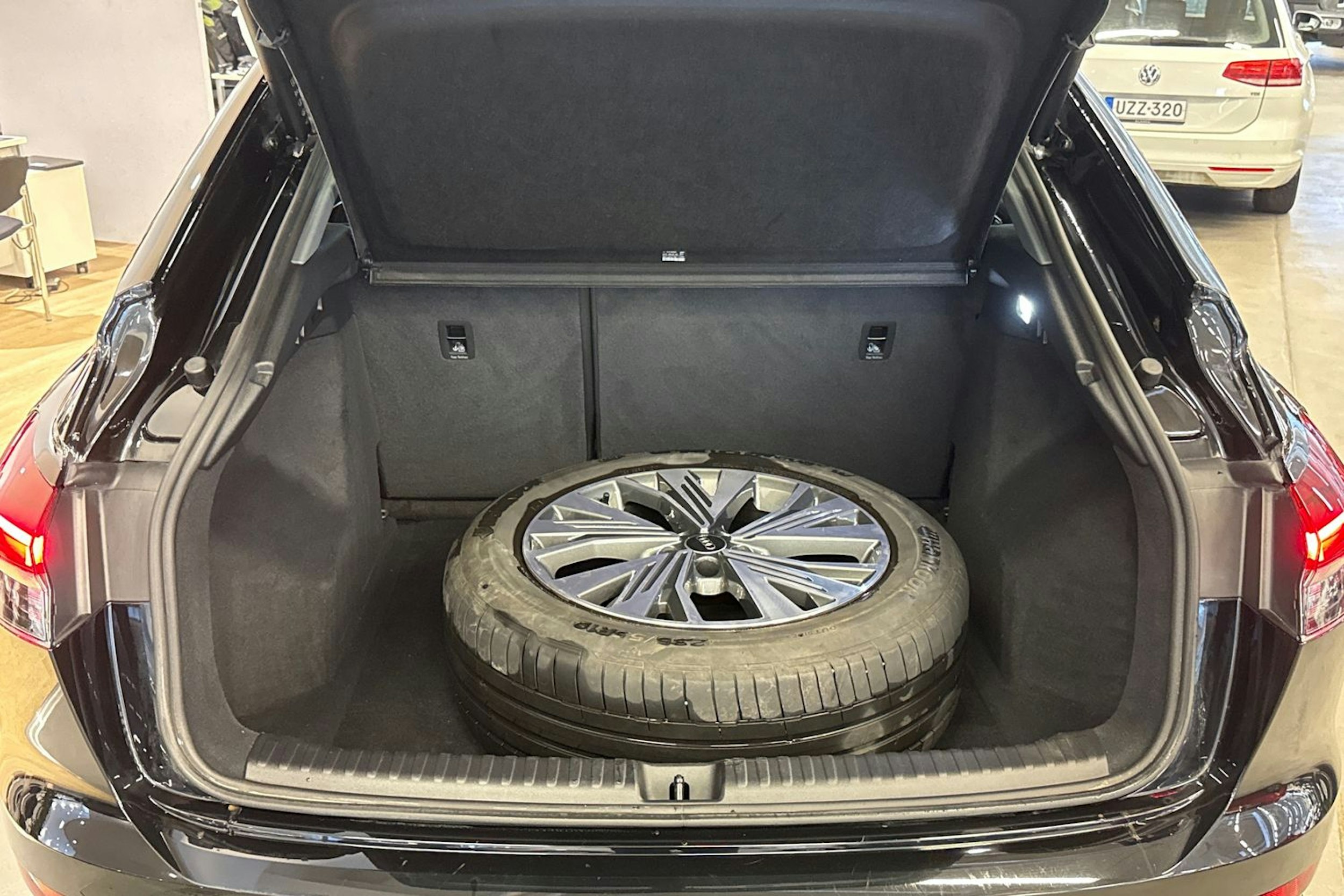 Musta Audi Q4 e-tron 2024 kuva 12.