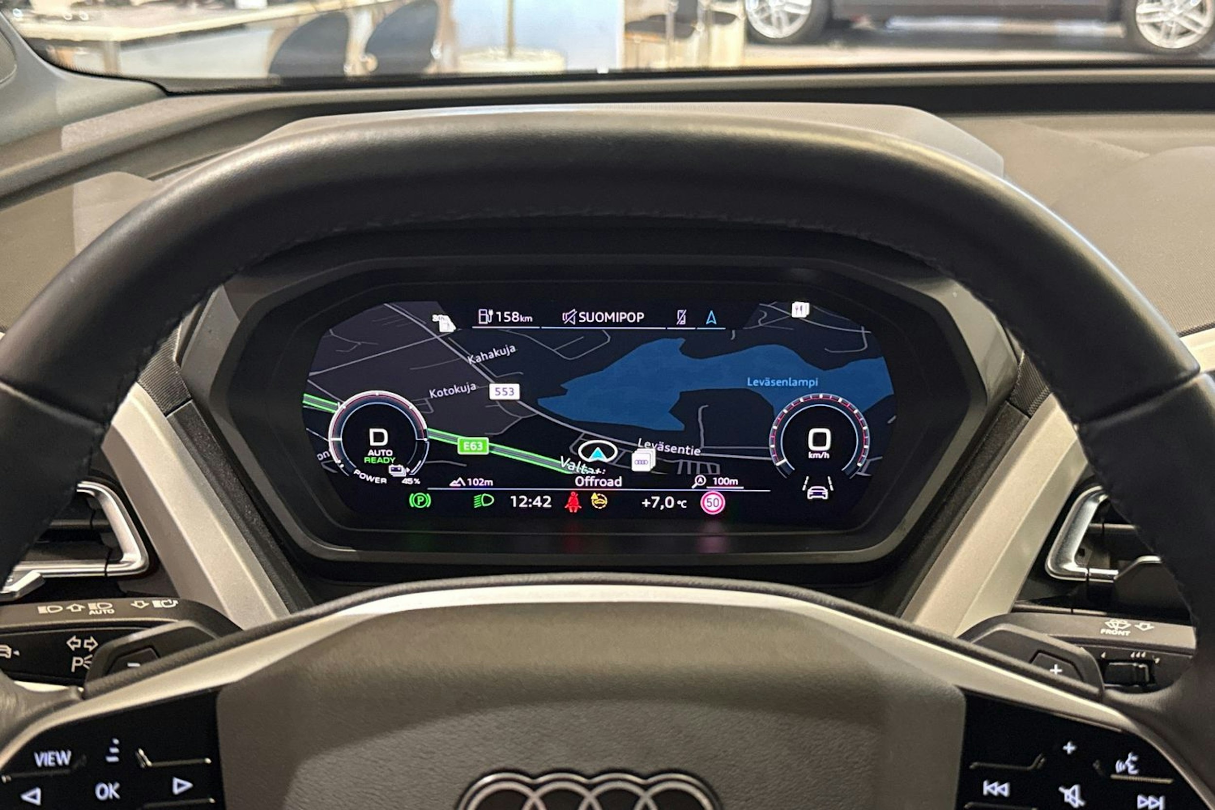 Musta Audi Q4 e-tron 2024 kuva 13.