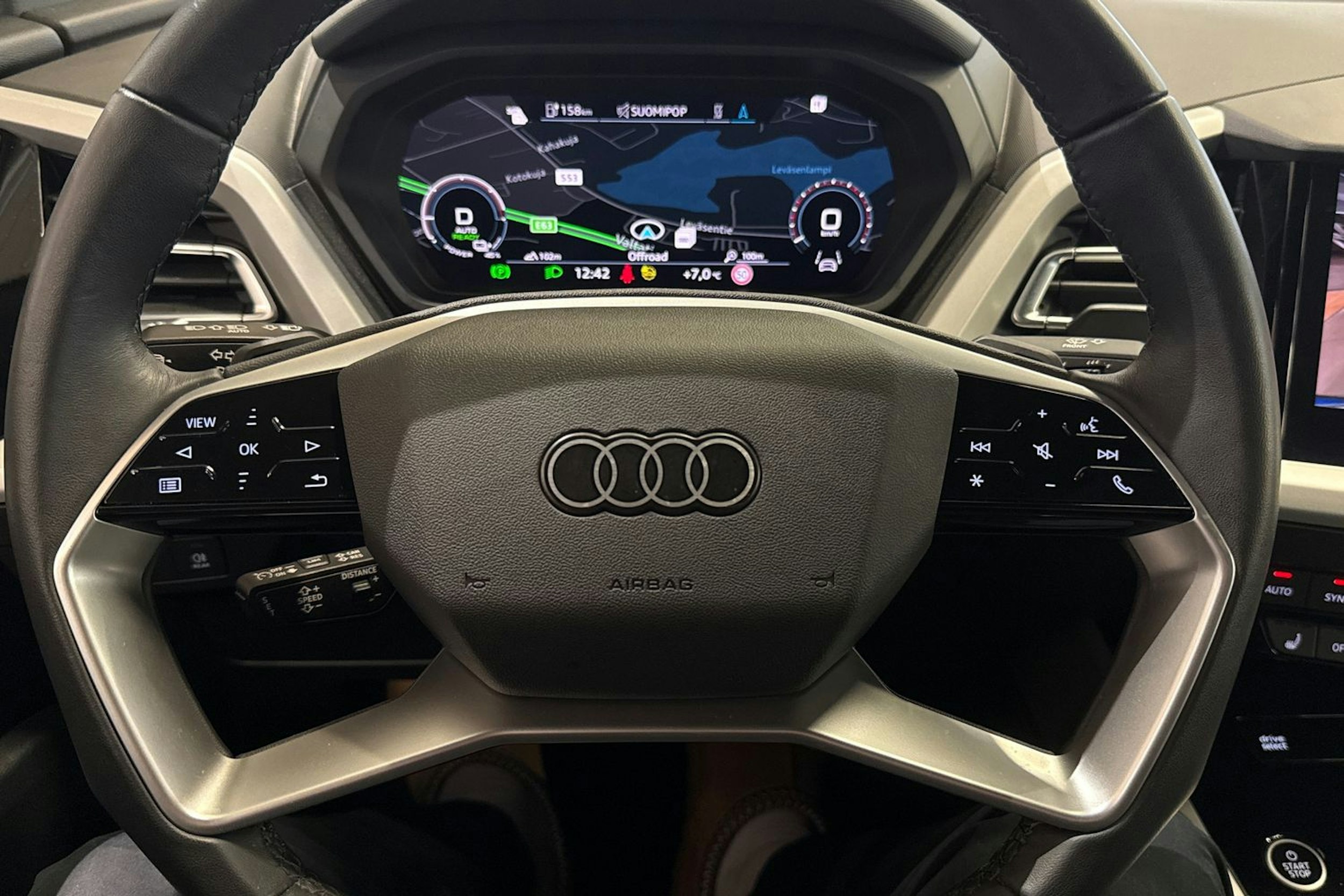 Musta Audi Q4 e-tron 2024 kuva 14.