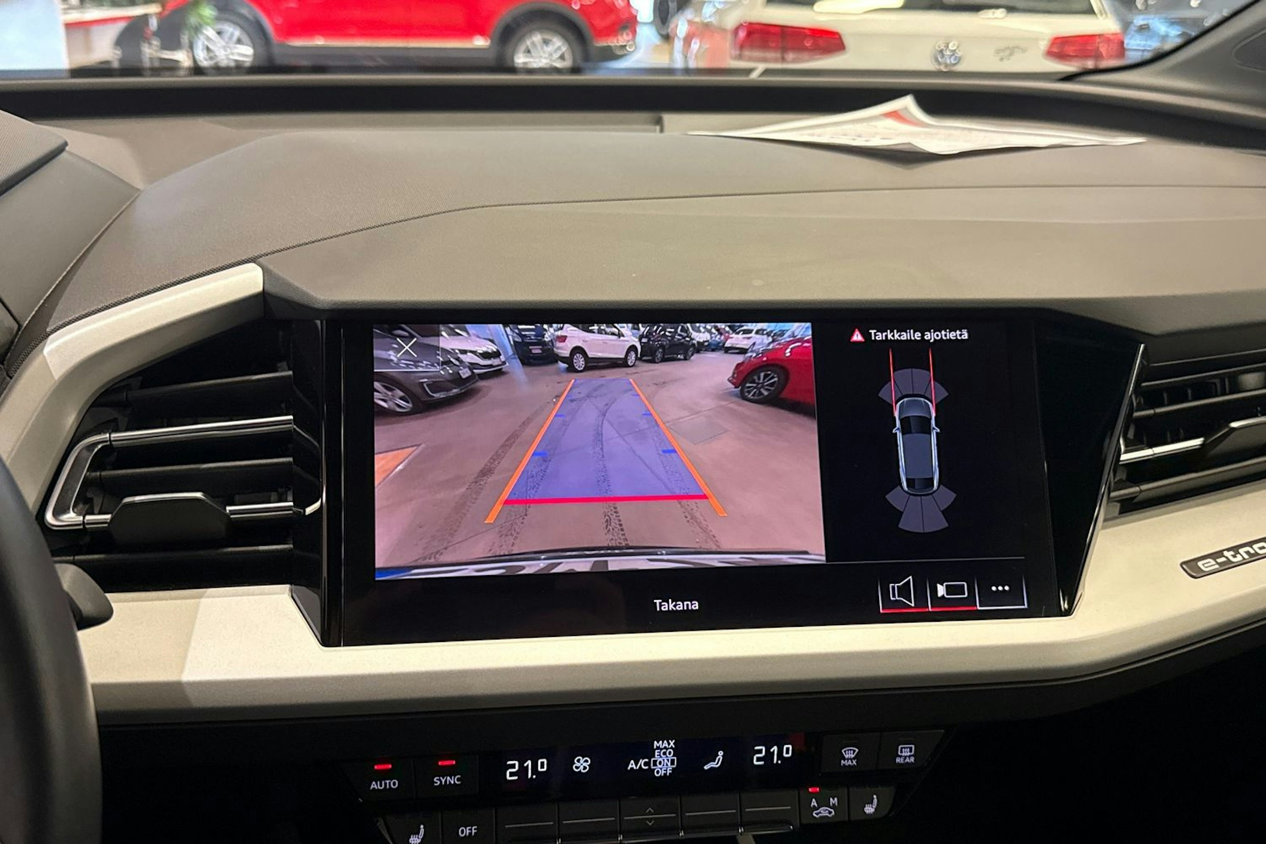 Musta Audi Q4 e-tron 2024 kuva 15.