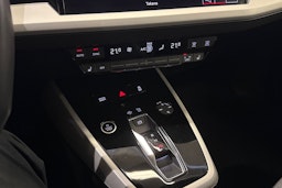 Musta Audi Q4 e-tron 2024 kuva 16.