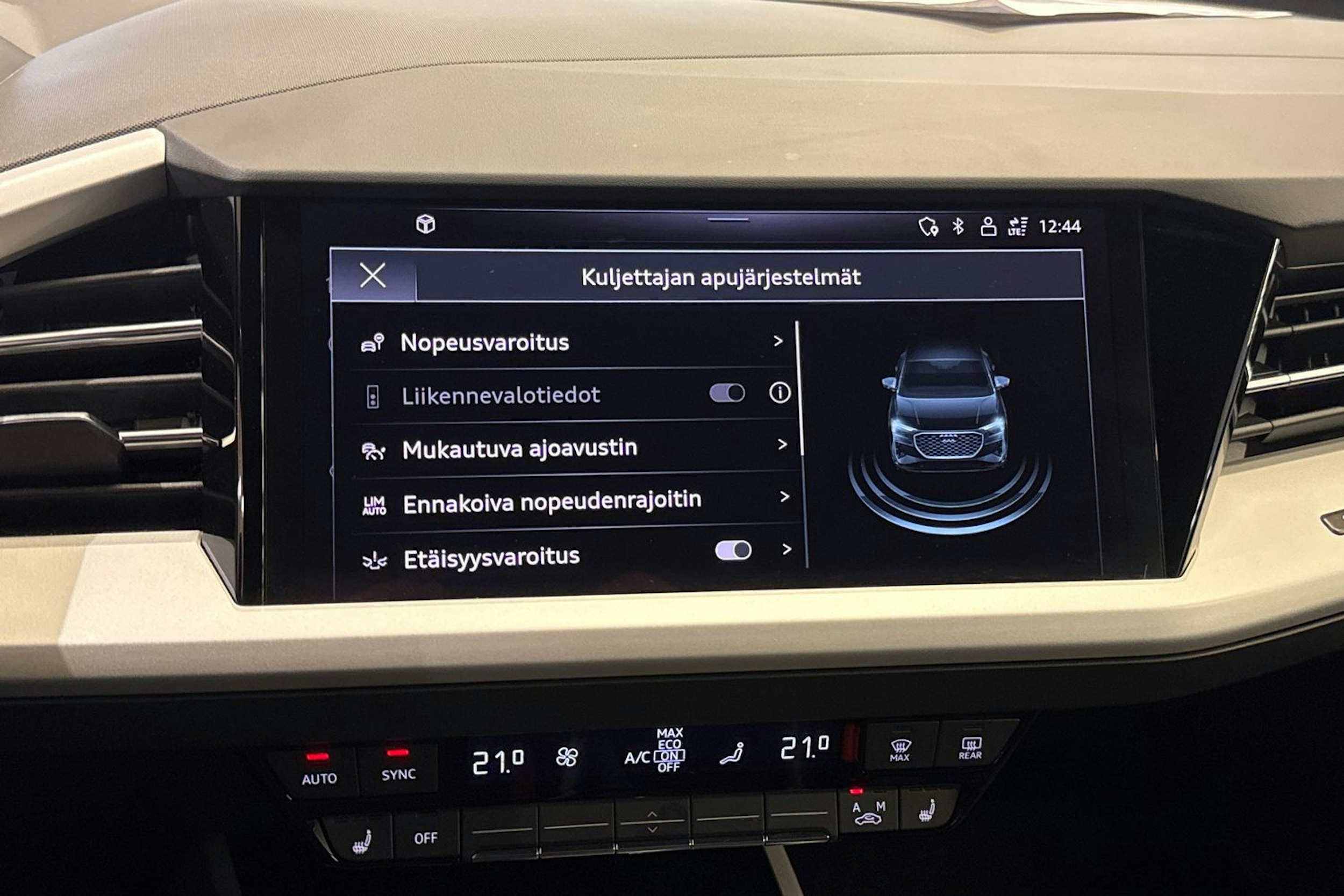 Musta Audi Q4 e-tron 2024 kuva 17.