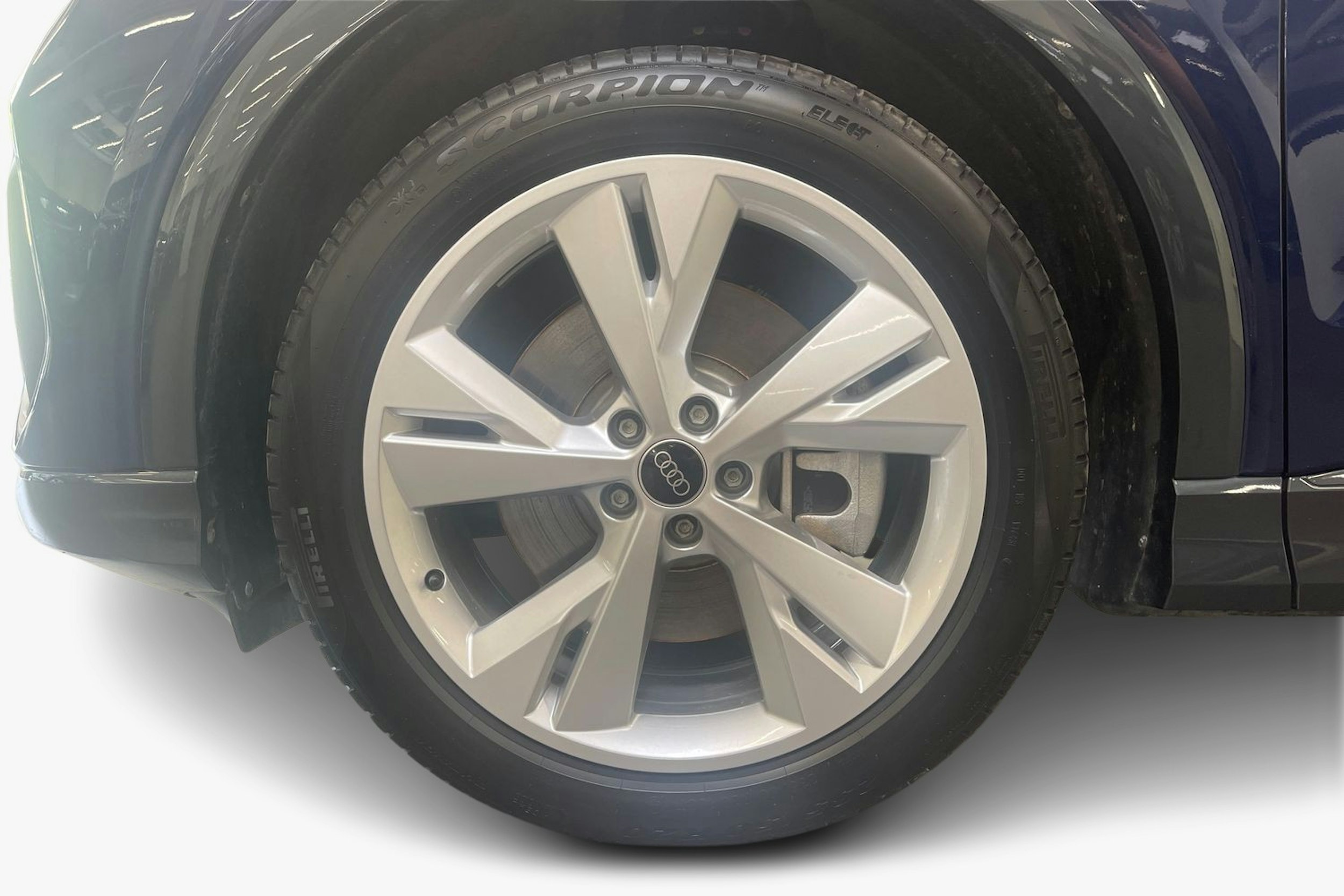 met. sininen Audi Q4 e-tron 2024 kuva 11.