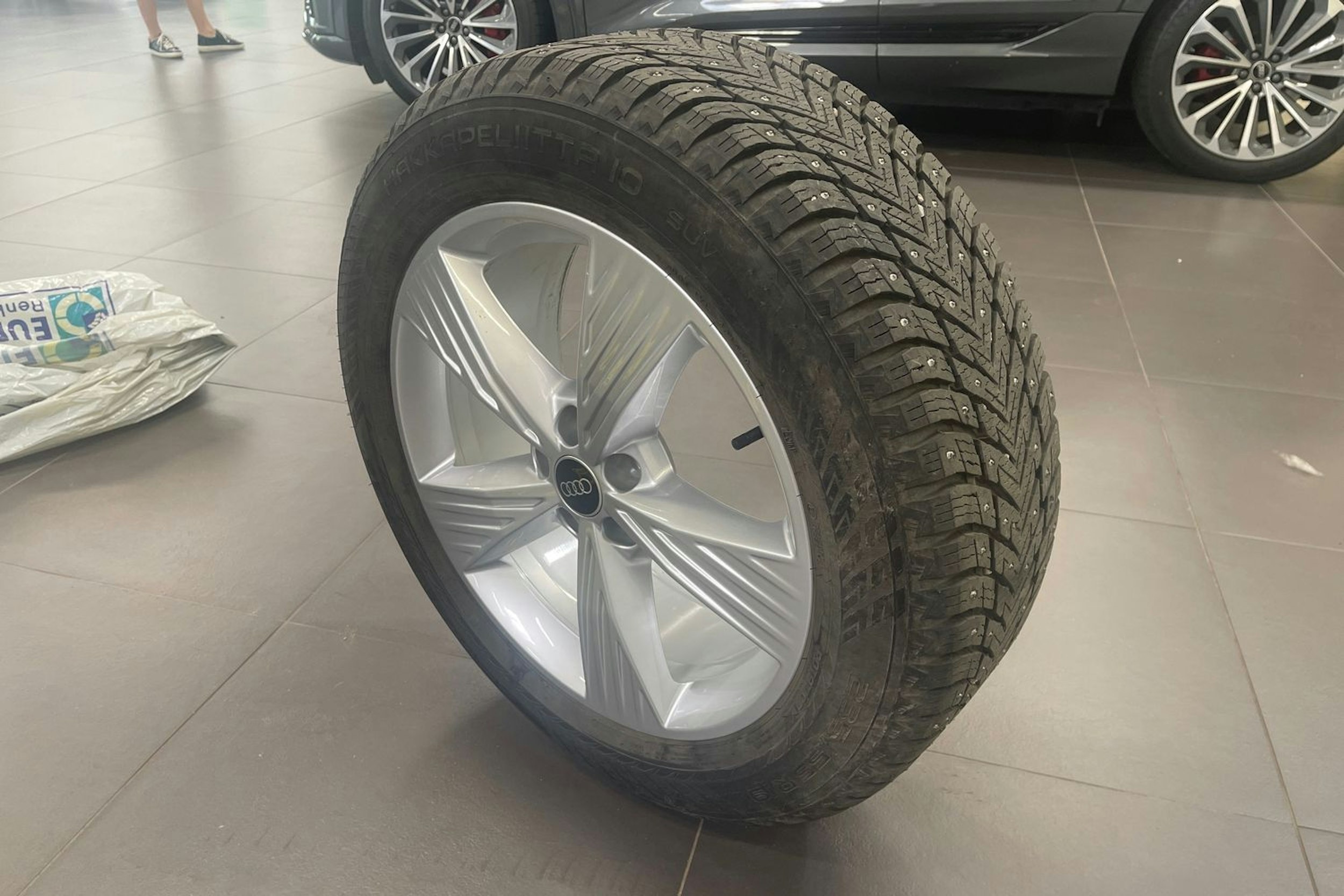 met. sininen Audi Q4 e-tron 2024 kuva 12.
