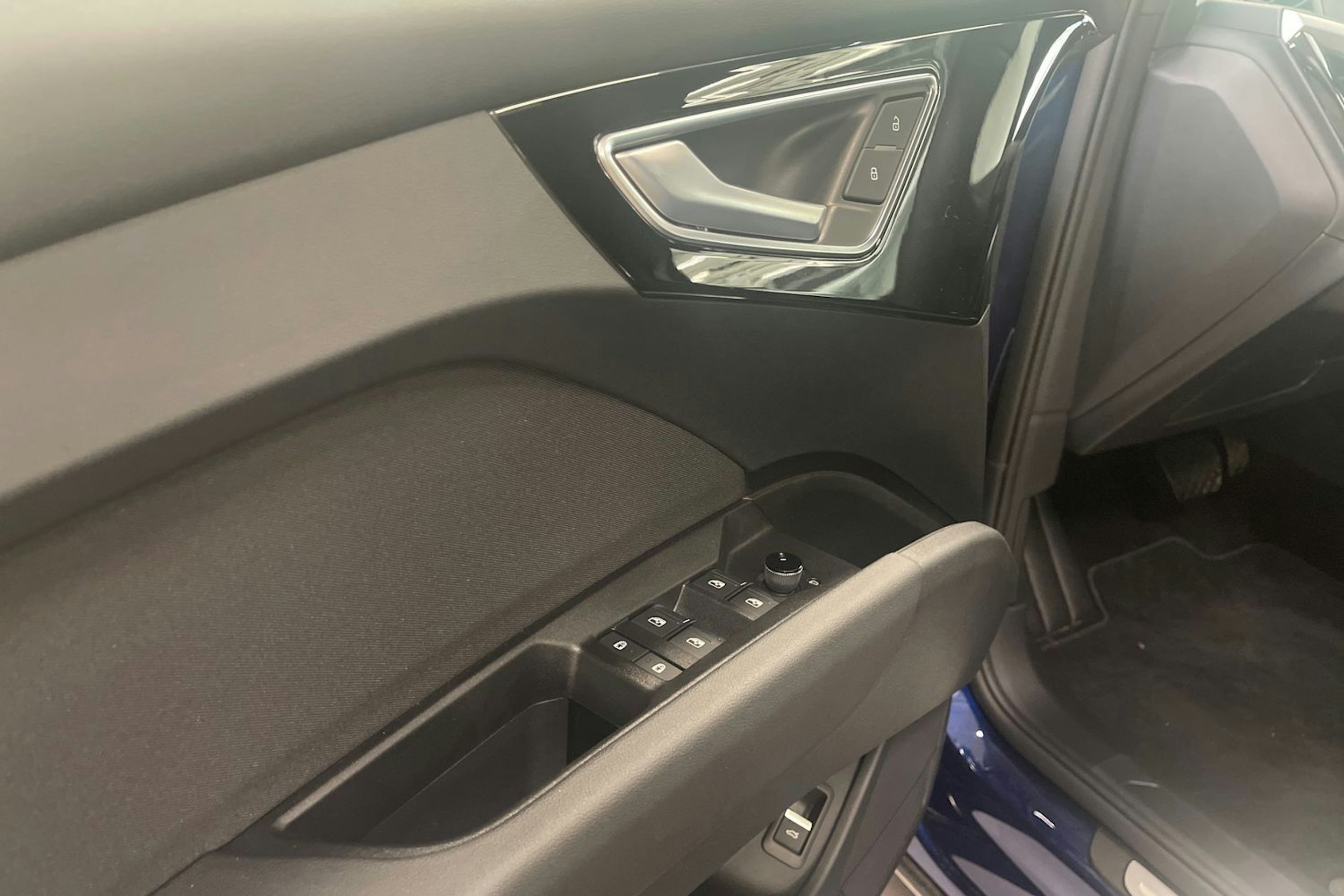 met. sininen Audi Q4 e-tron 2024 kuva 13.