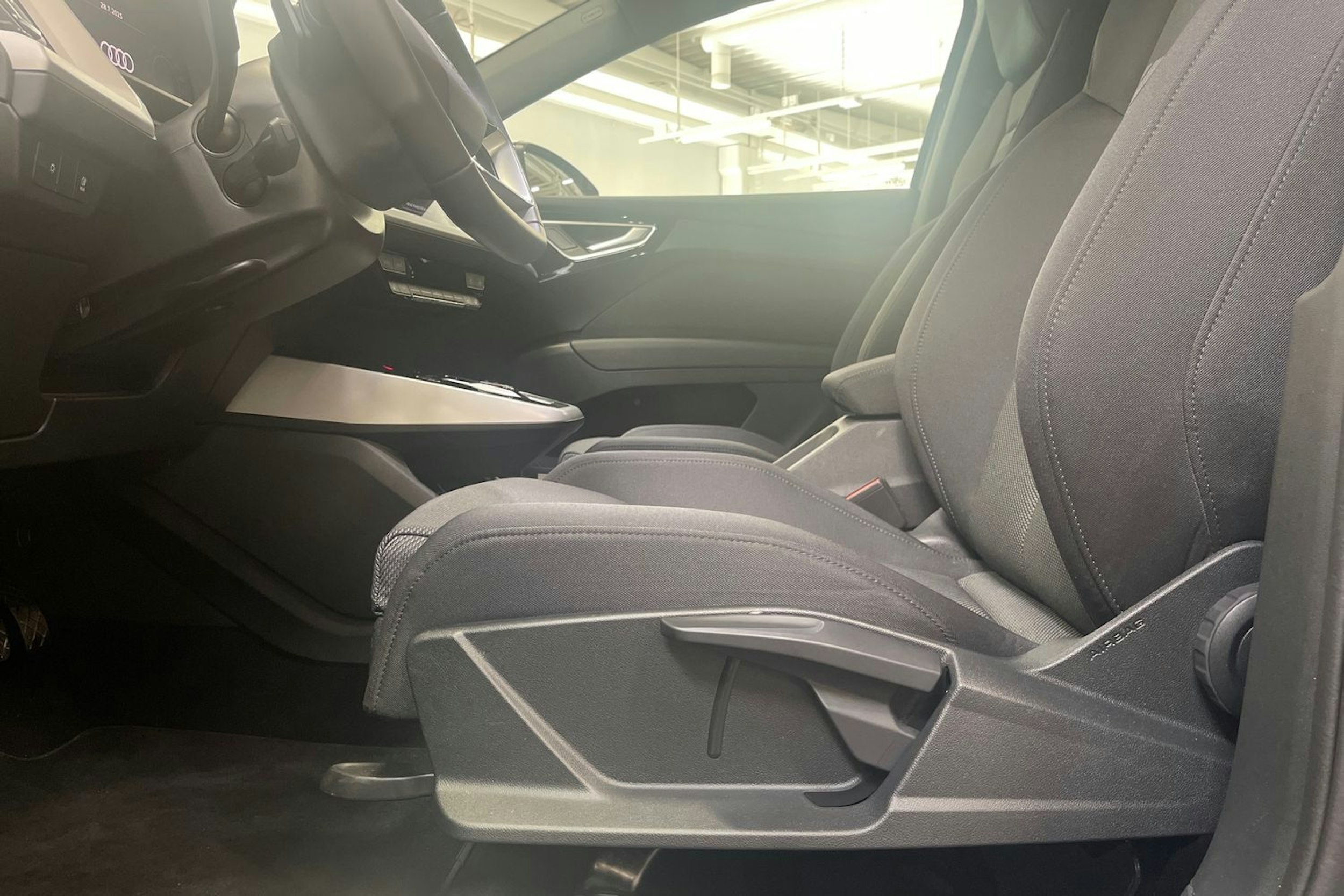 met. sininen Audi Q4 e-tron 2024 kuva 14.