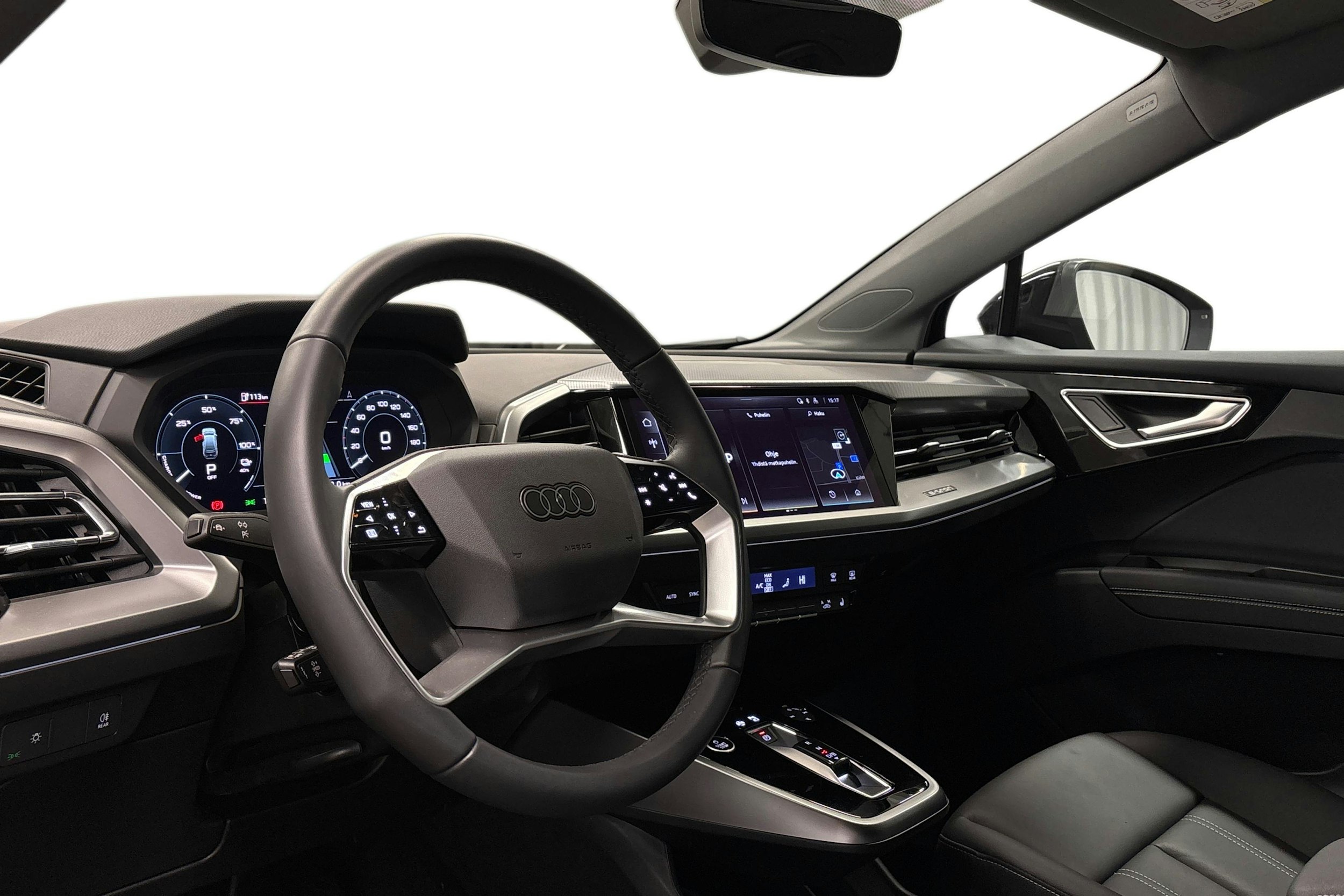 musta Audi Q4 e-tron 2024 kuva 6.