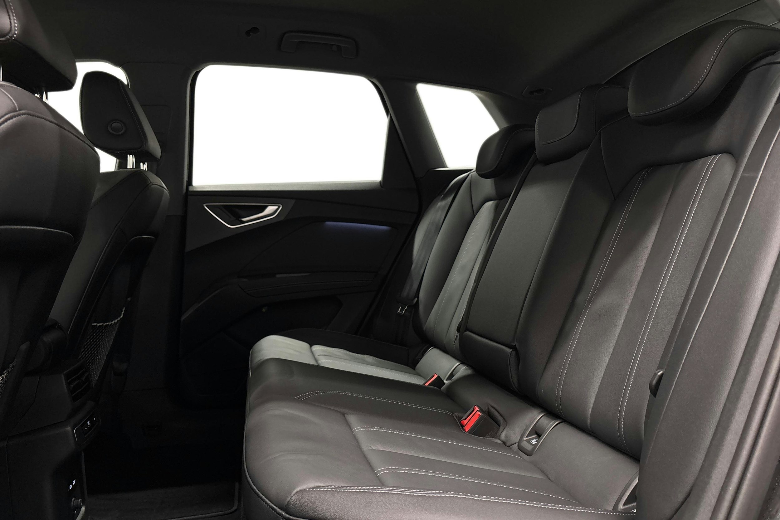 musta Audi Q4 e-tron 2024 kuva 8.