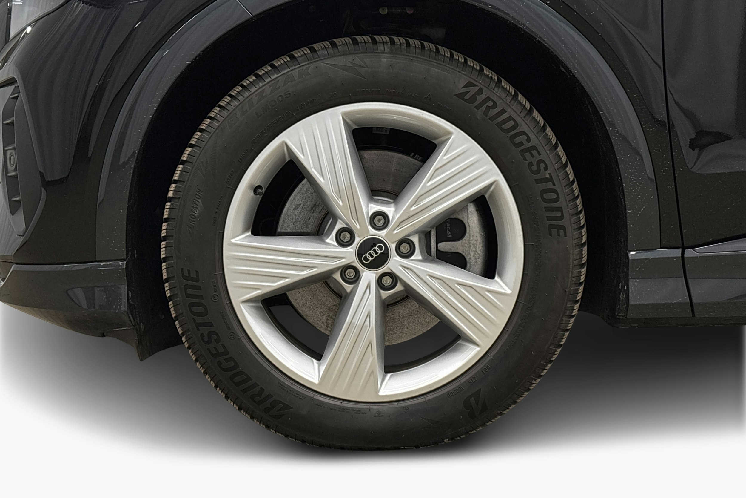 musta Audi Q4 e-tron 2024 kuva 9.