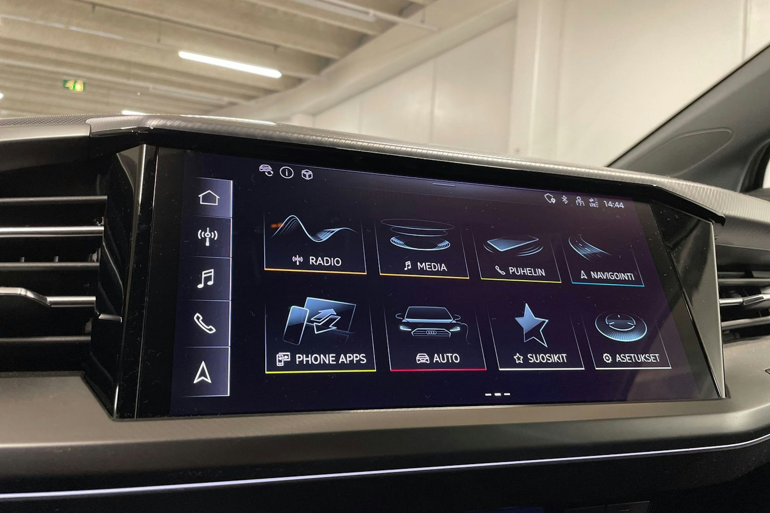 harmaa Audi Q4 e-tron 2024 kuva 15.