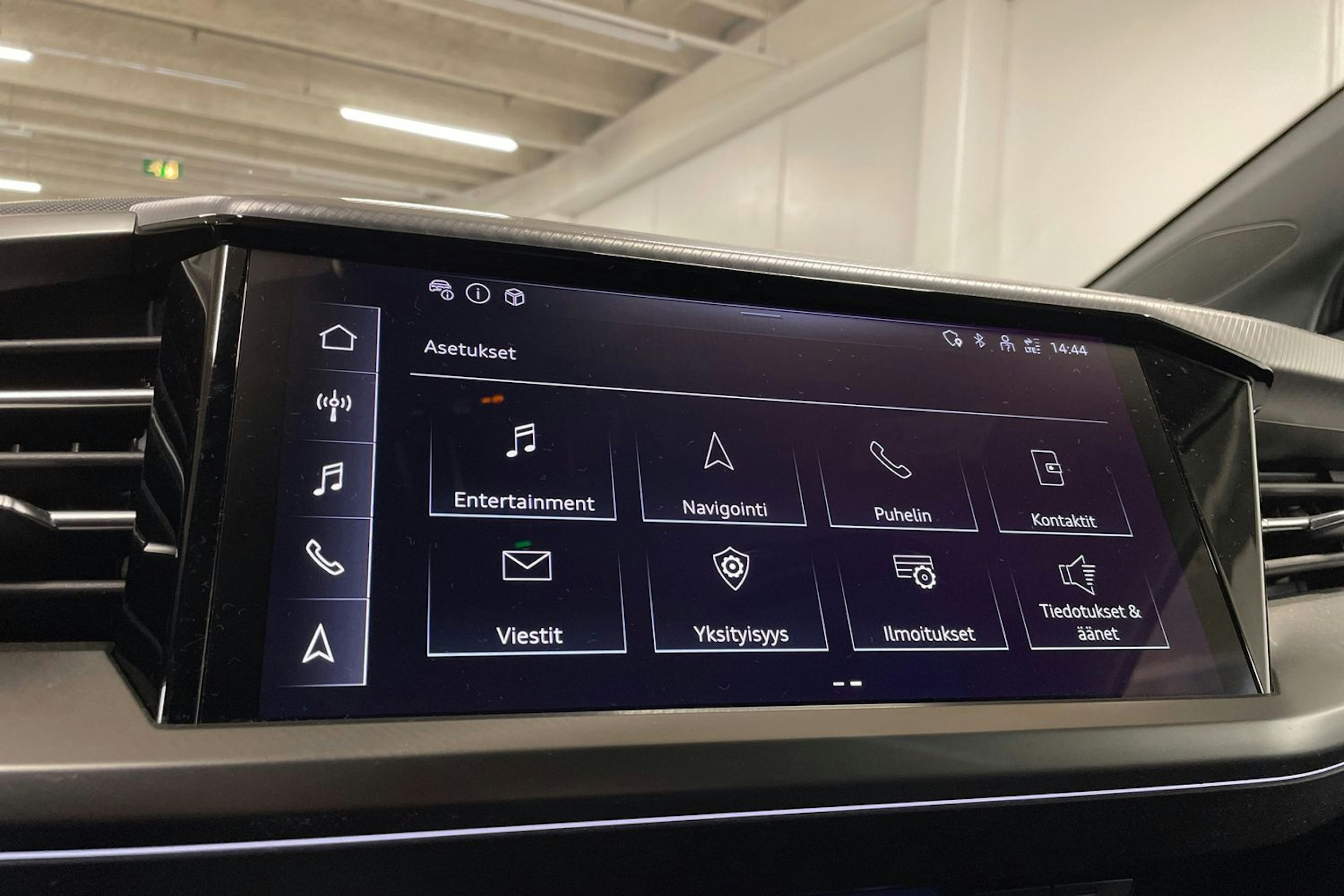 harmaa Audi Q4 e-tron 2024 kuva 18.