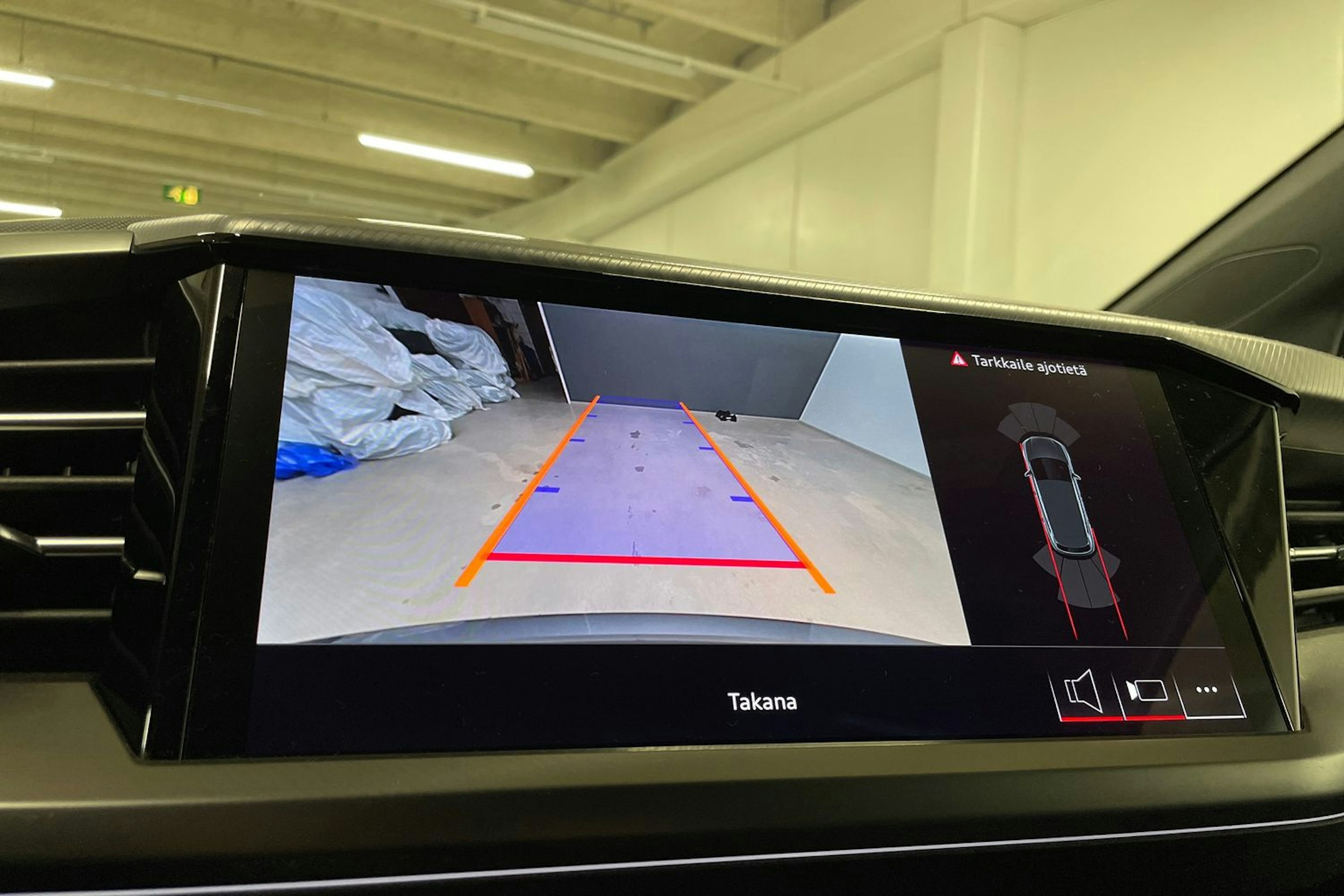 harmaa Audi Q4 e-tron 2024 kuva 21.