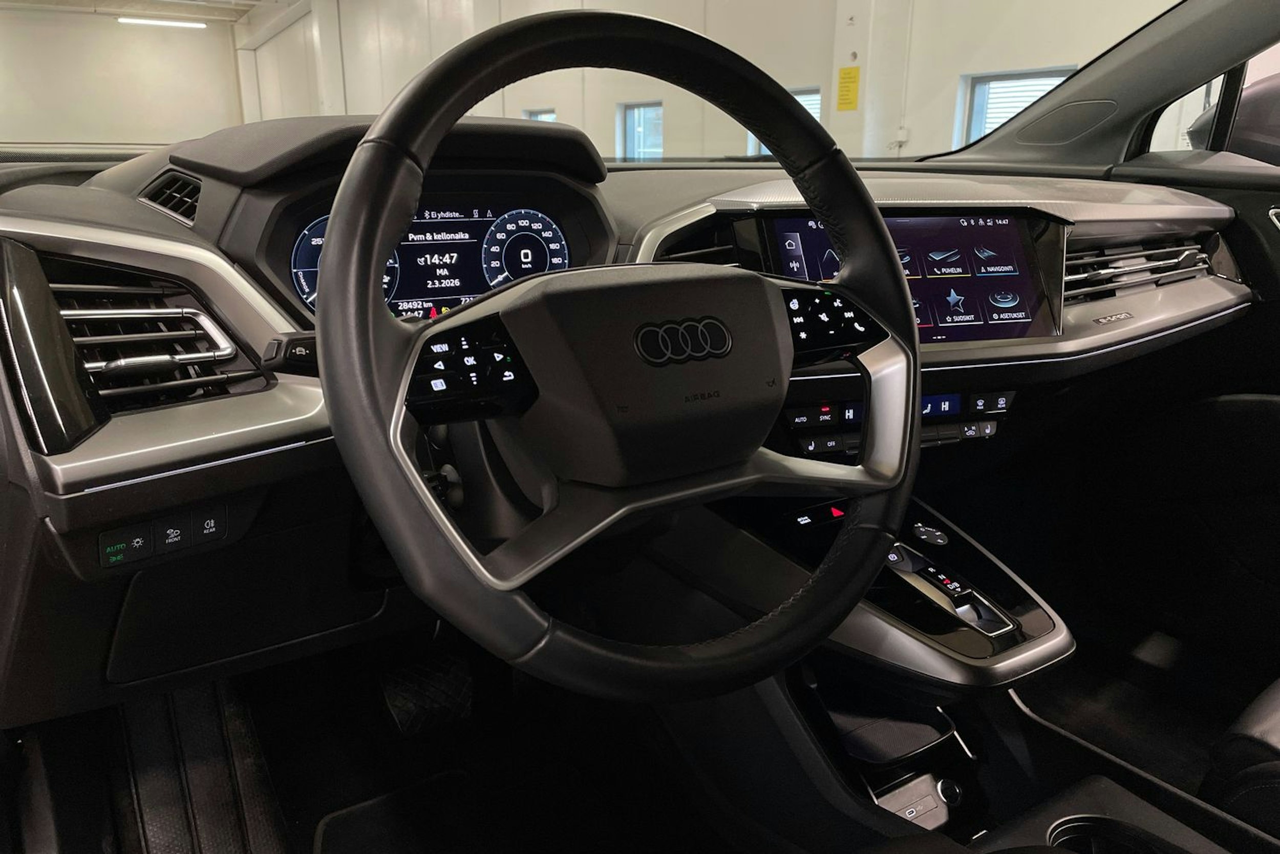 harmaa Audi Q4 e-tron 2024 kuva 28.