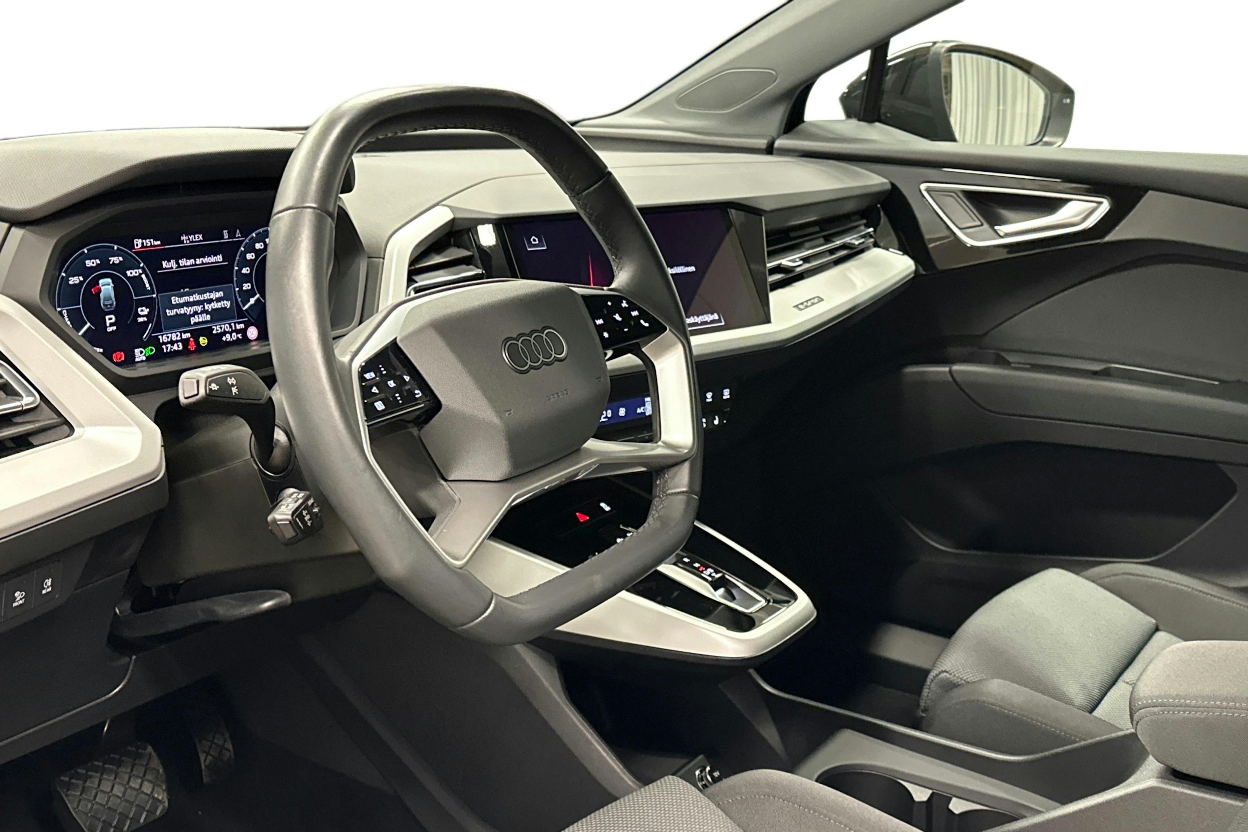 musta Audi Q4 e-tron 2024 kuva 7.