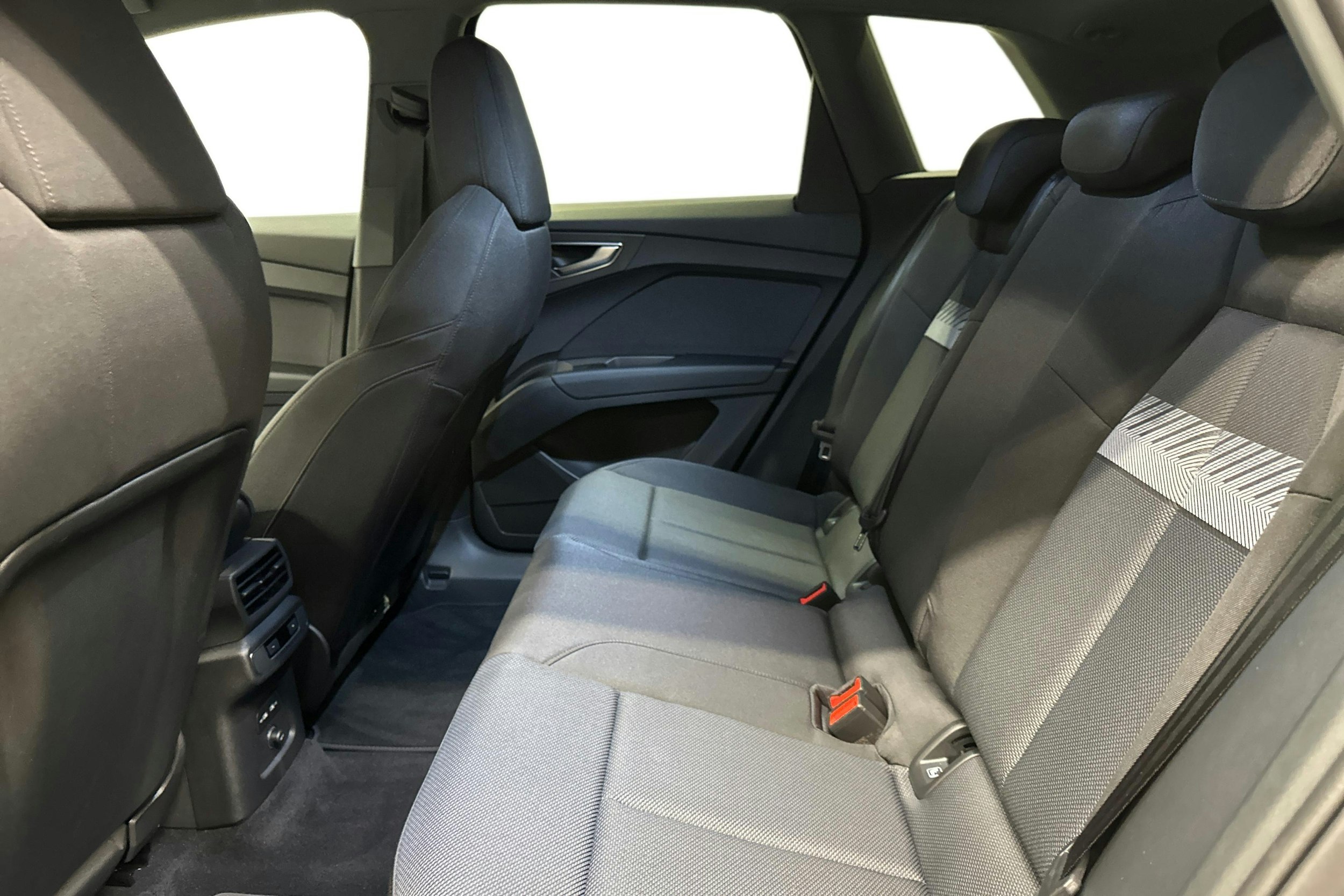 musta Audi Q4 e-tron 2024 kuva 10.