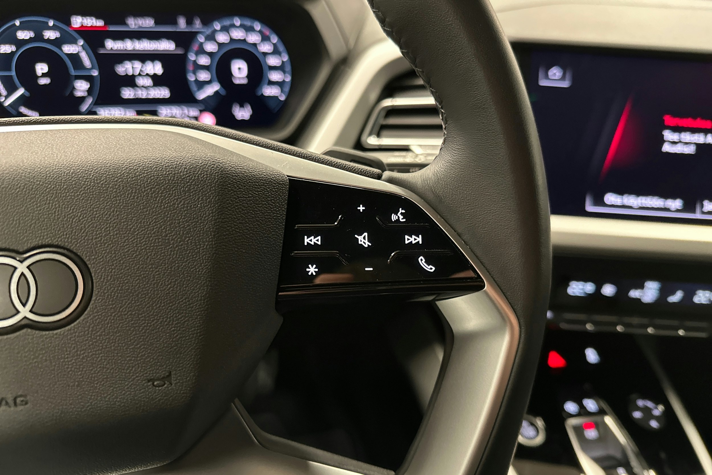 musta Audi Q4 e-tron 2024 kuva 15.