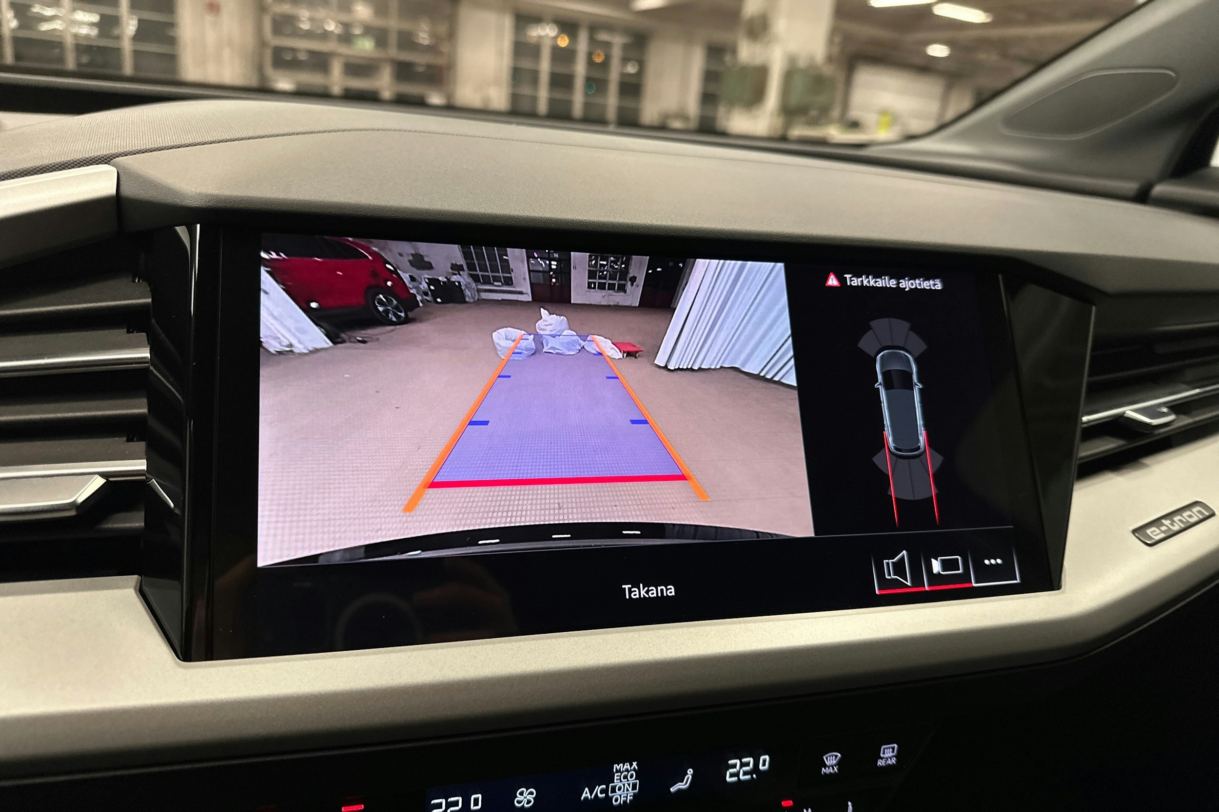 musta Audi Q4 e-tron 2024 kuva 20.