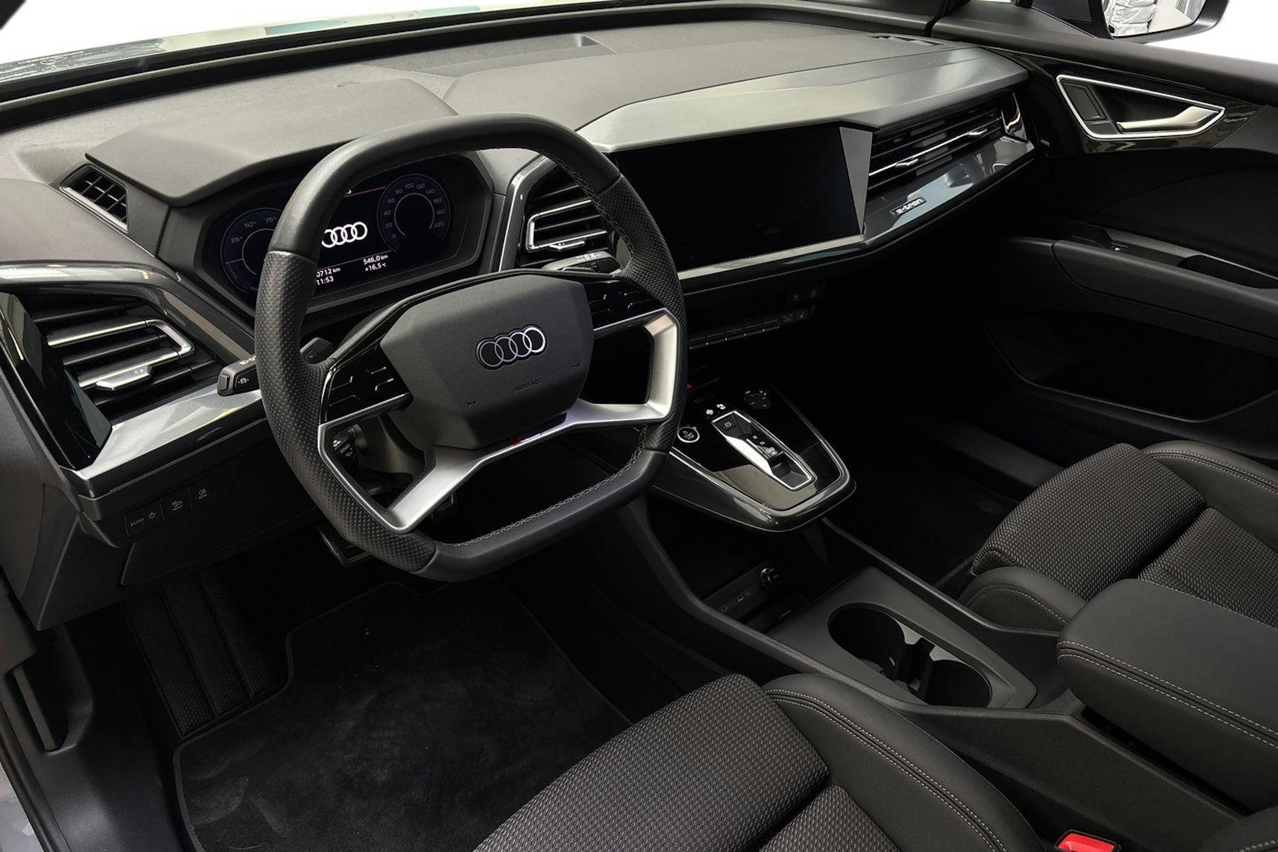 harmaa Audi Q4 e-tron 2024 kuva 7.
