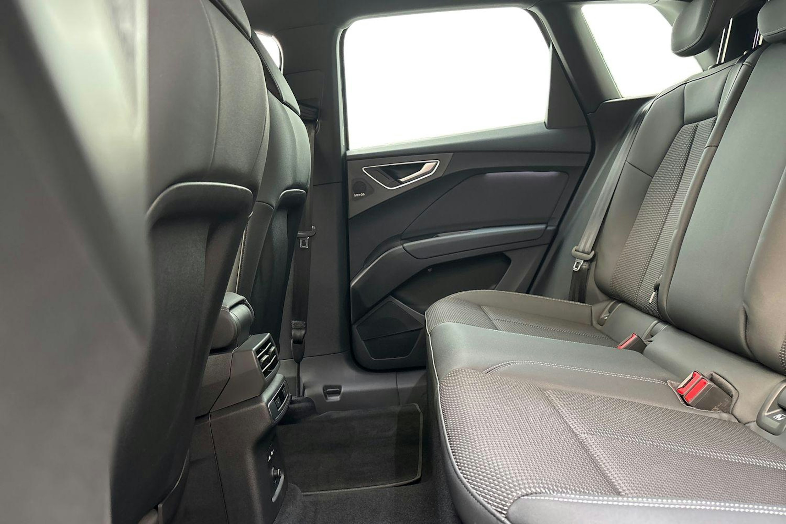 harmaa Audi Q4 e-tron 2024 kuva 10.