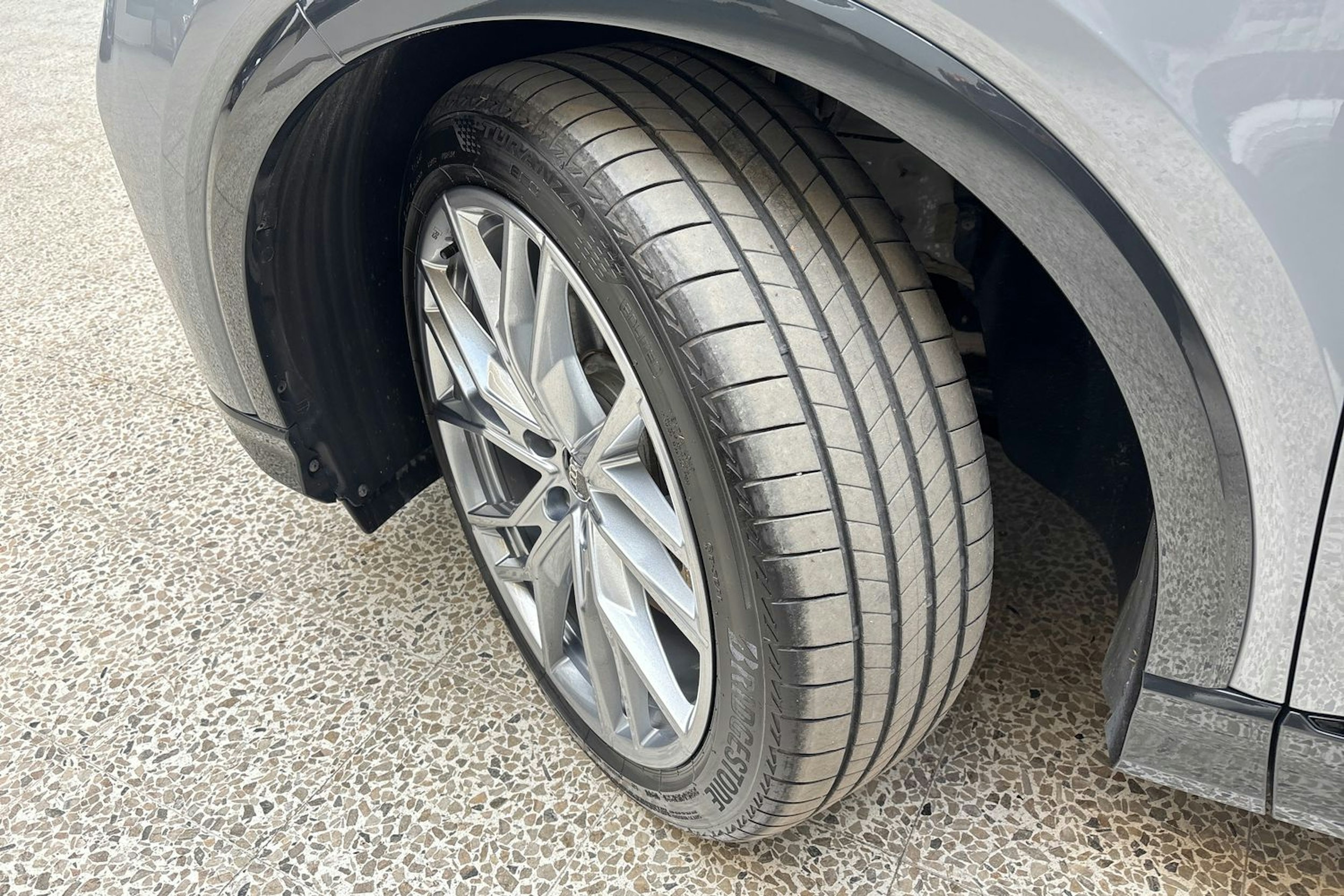 harmaa Audi Q4 e-tron 2024 kuva 13.