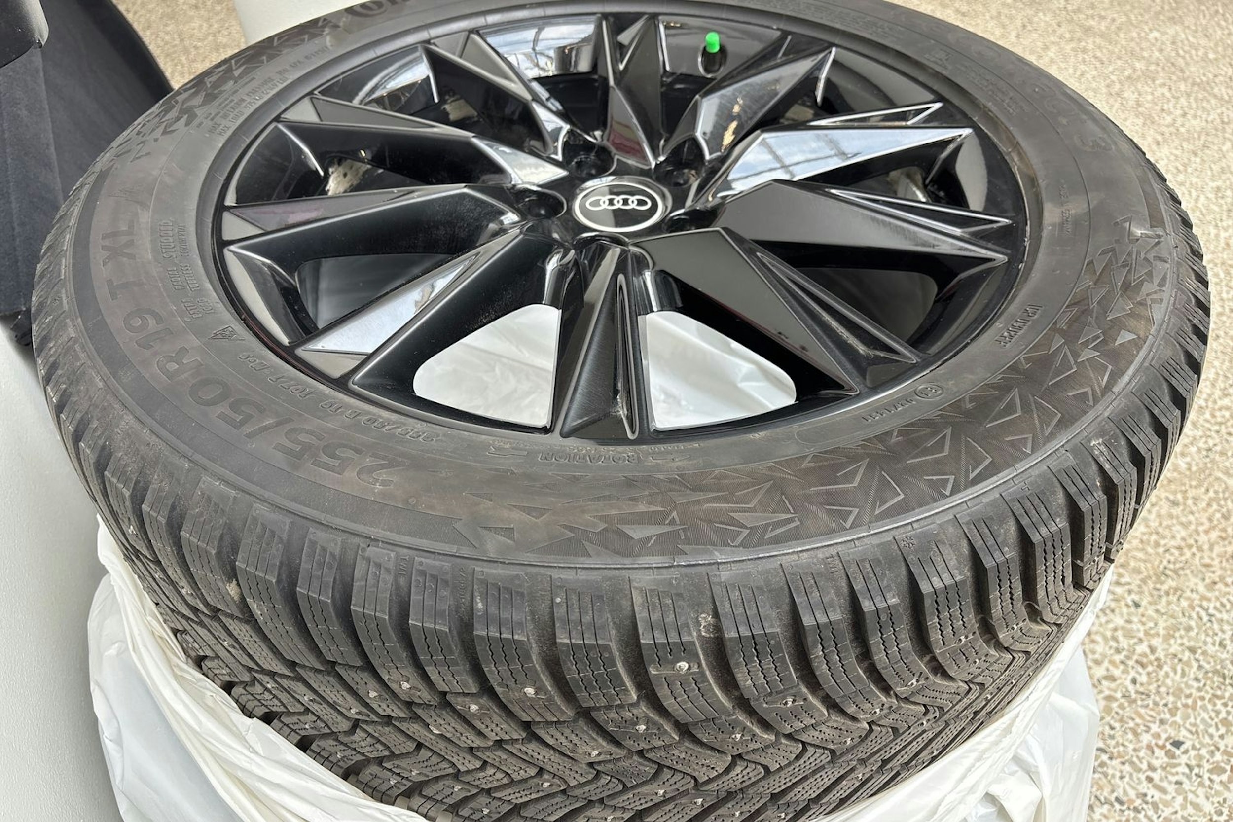 harmaa Audi Q4 e-tron 2024 kuva 16.