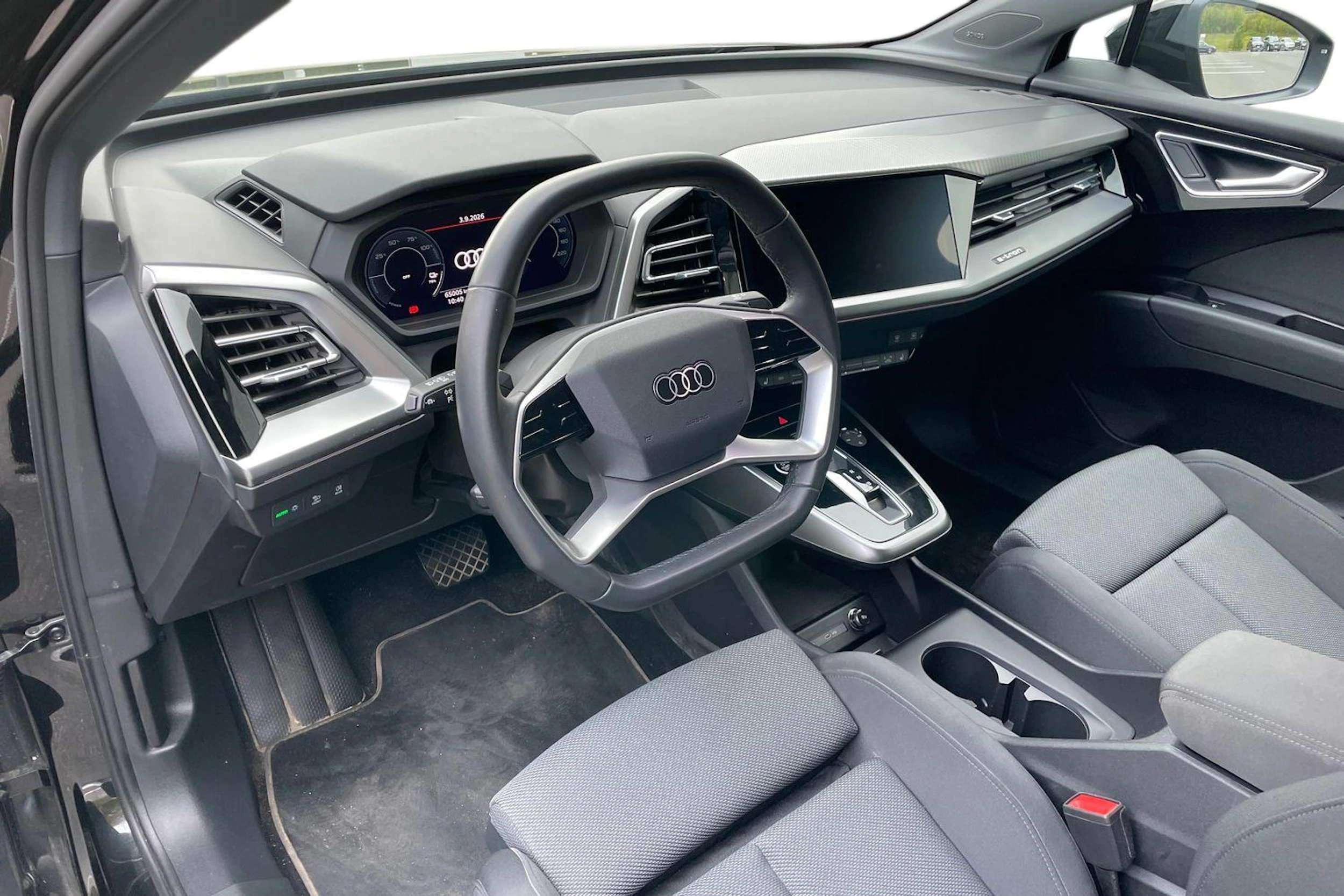 musta Audi Q4 e-tron 2024 kuva 3.
