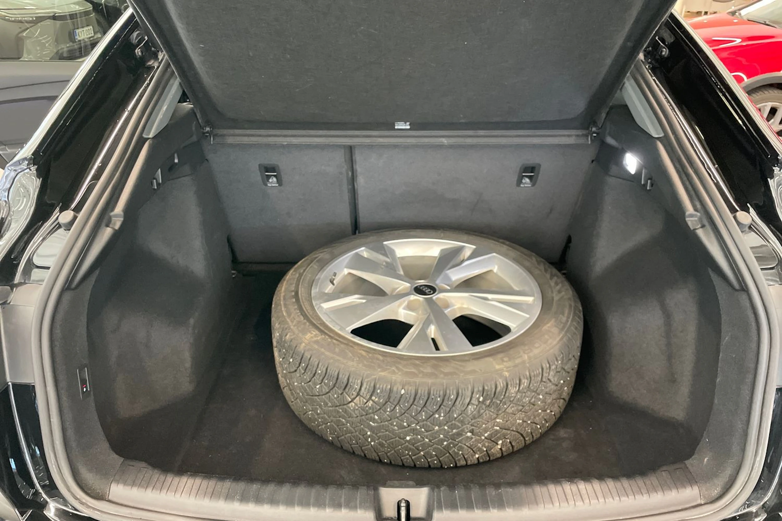 musta Audi Q4 e-tron 2024 kuva 11.