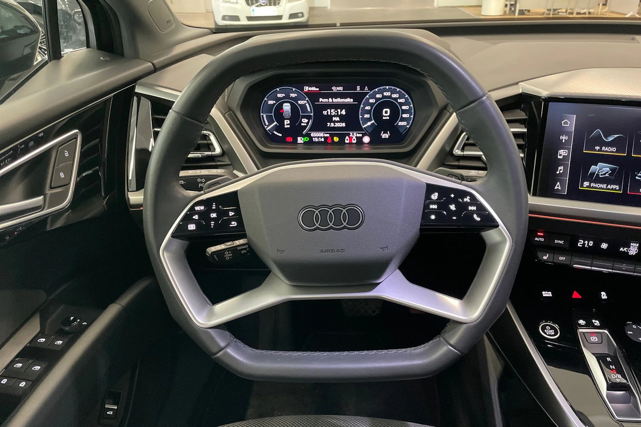 musta Audi Q4 e-tron 2024 kuva 12.