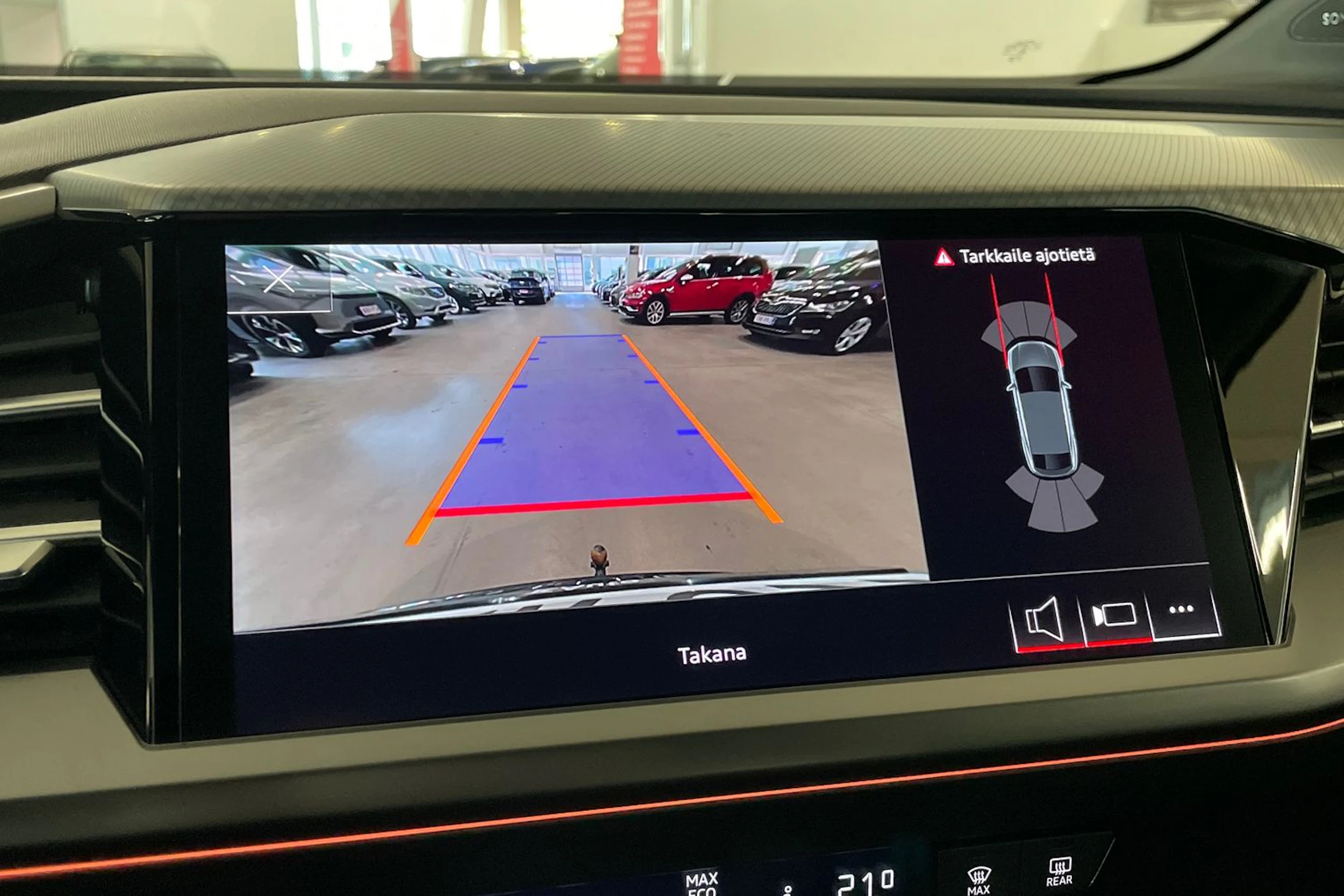 musta Audi Q4 e-tron 2024 kuva 15.