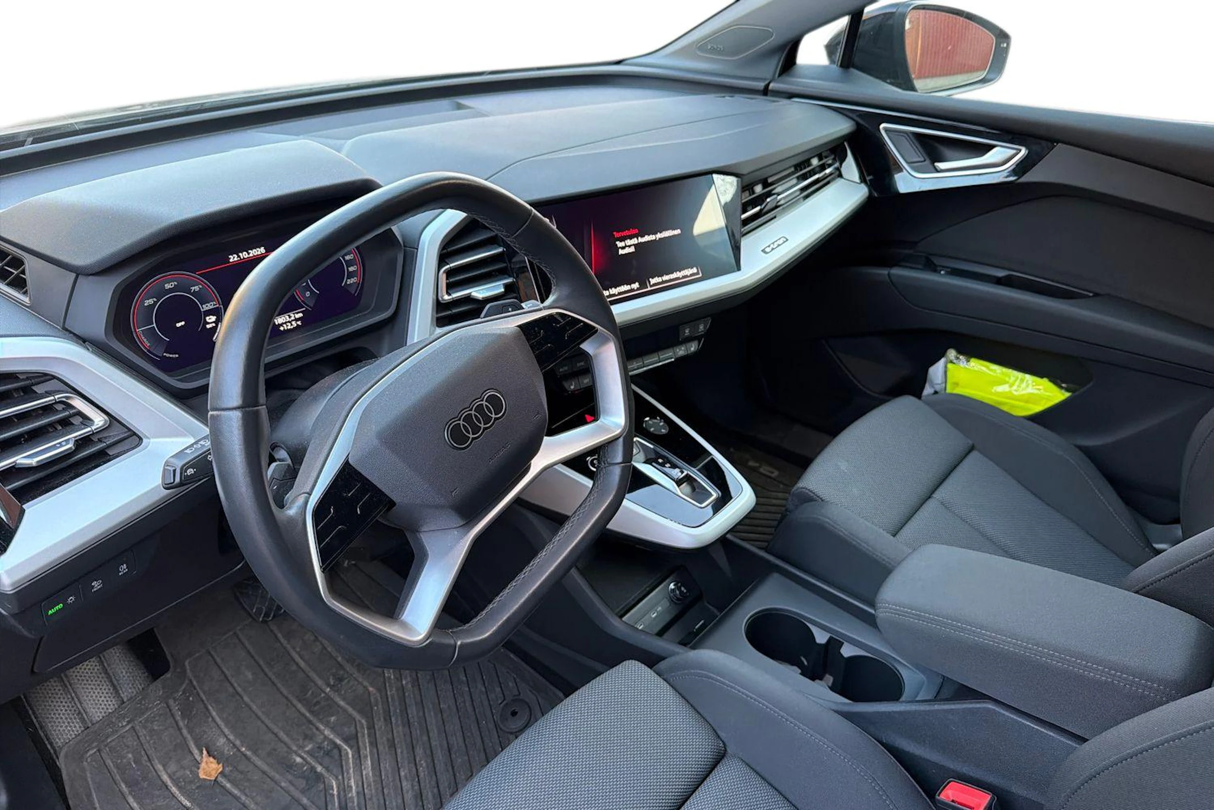 musta Audi Q4 e-tron 2024 kuva 3.