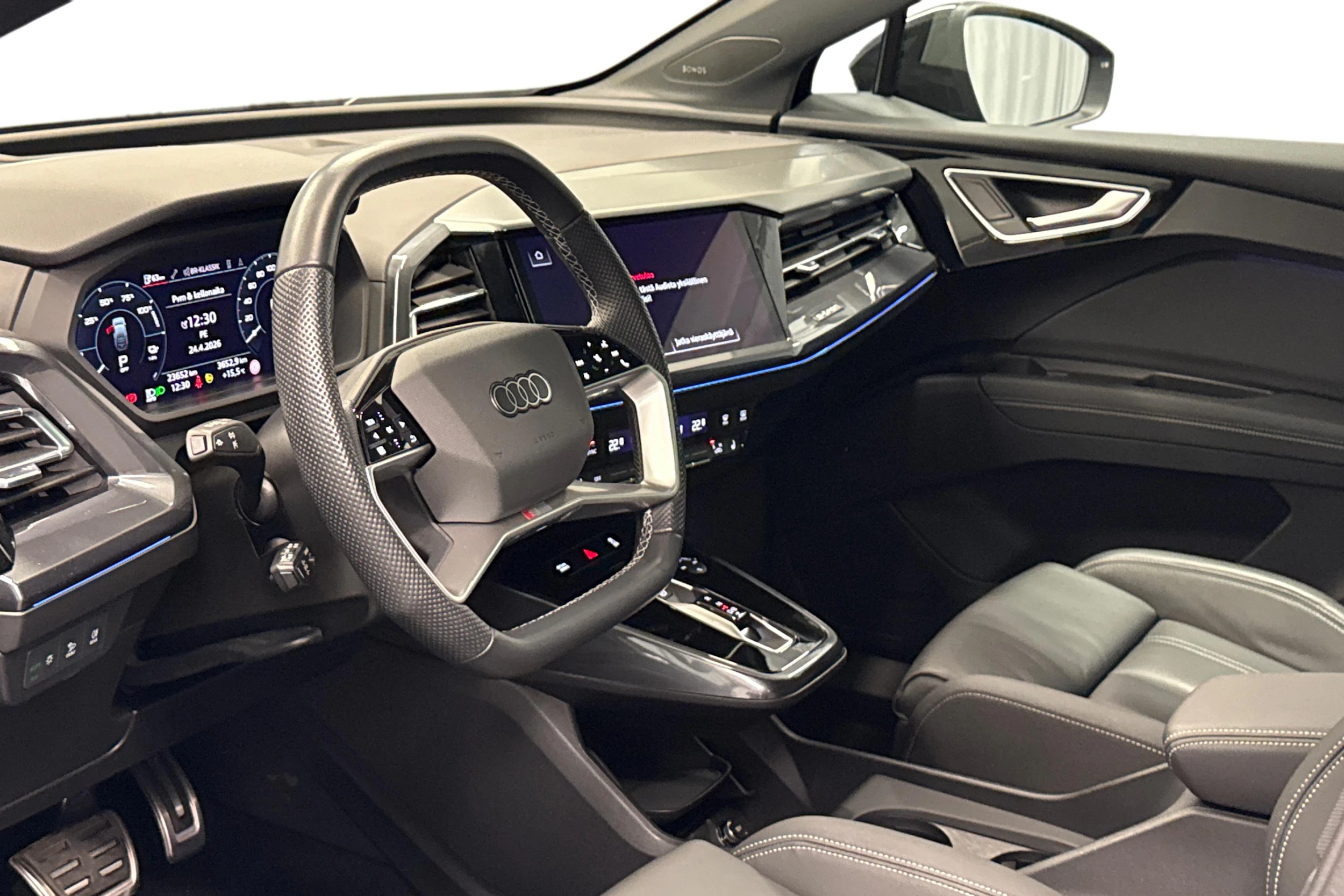 musta Audi Q4 e-tron 2024 kuva 6.