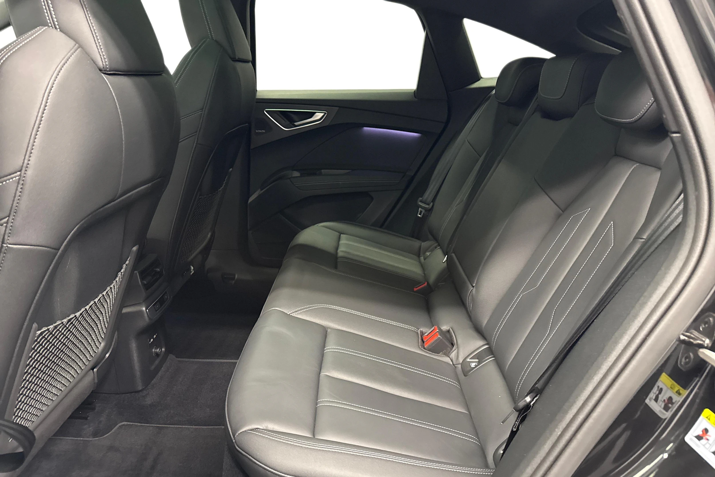 musta Audi Q4 e-tron 2024 kuva 8.