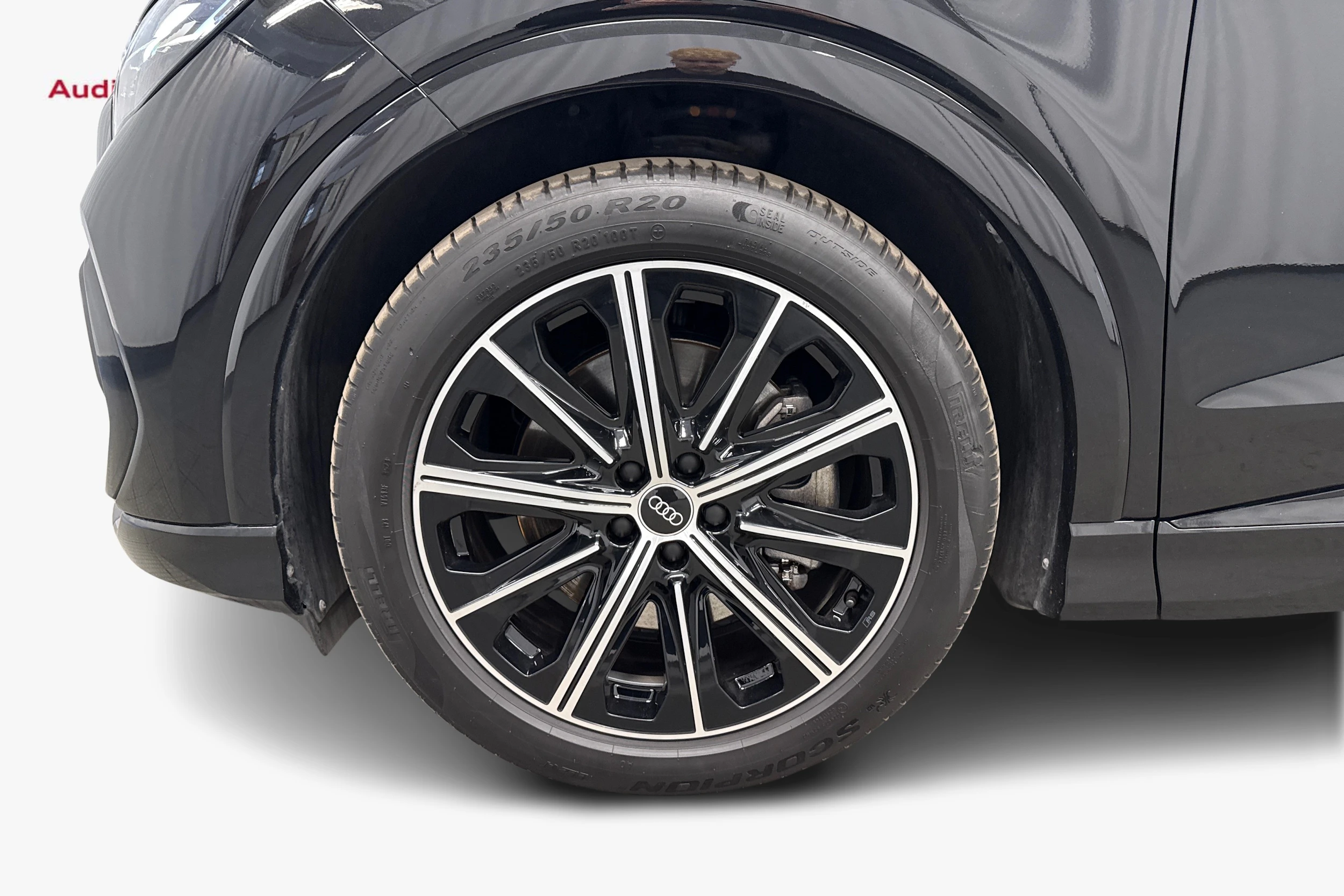 musta Audi Q4 e-tron 2024 kuva 9.