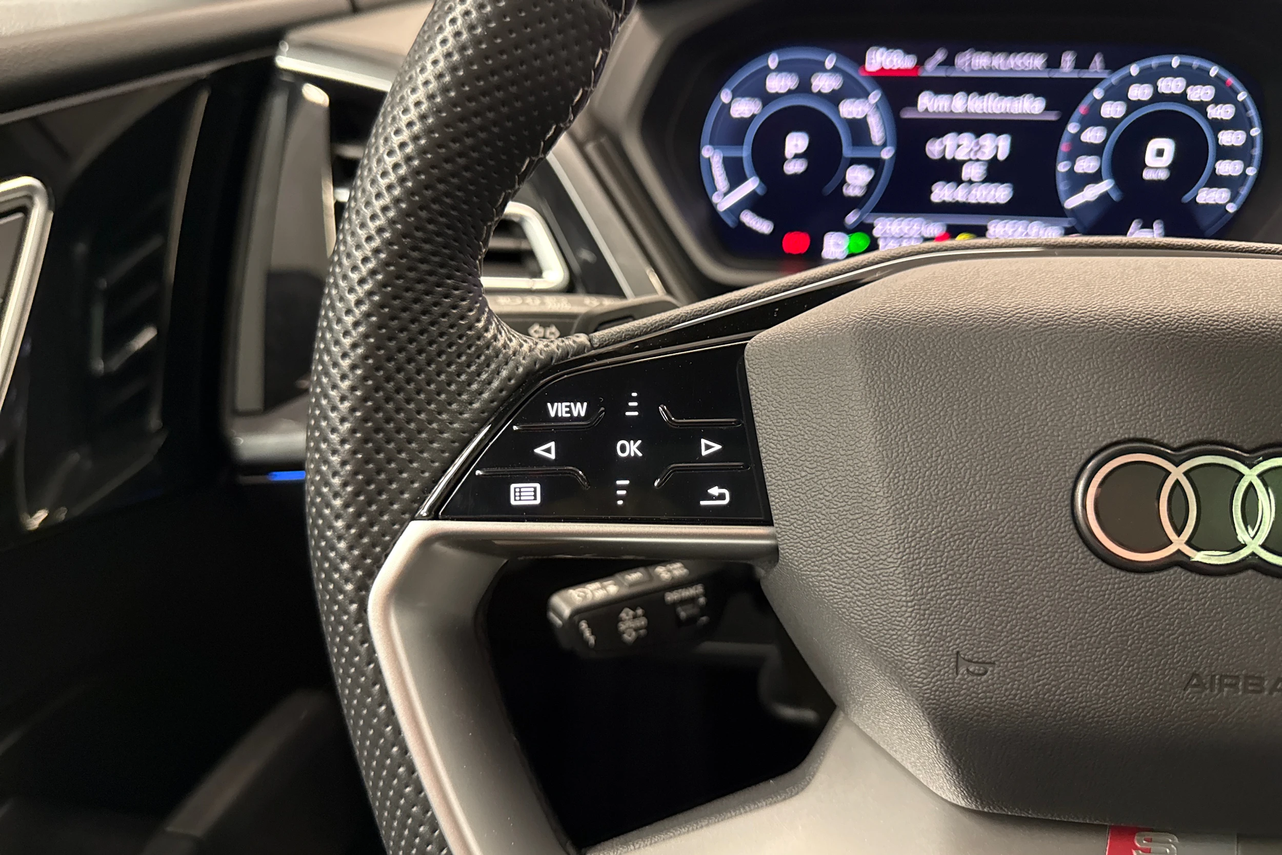 musta Audi Q4 e-tron 2024 kuva 11.