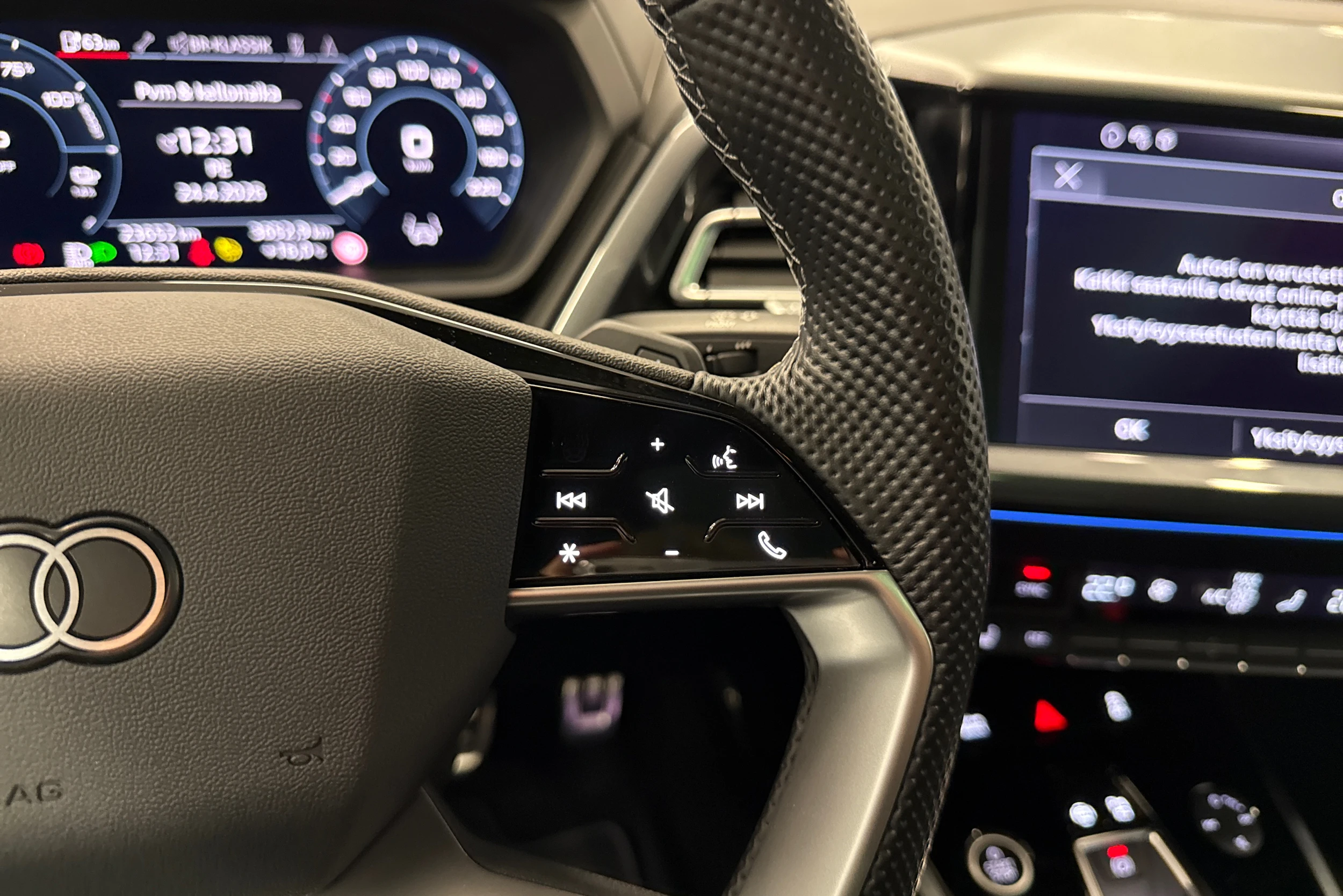 musta Audi Q4 e-tron 2024 kuva 12.