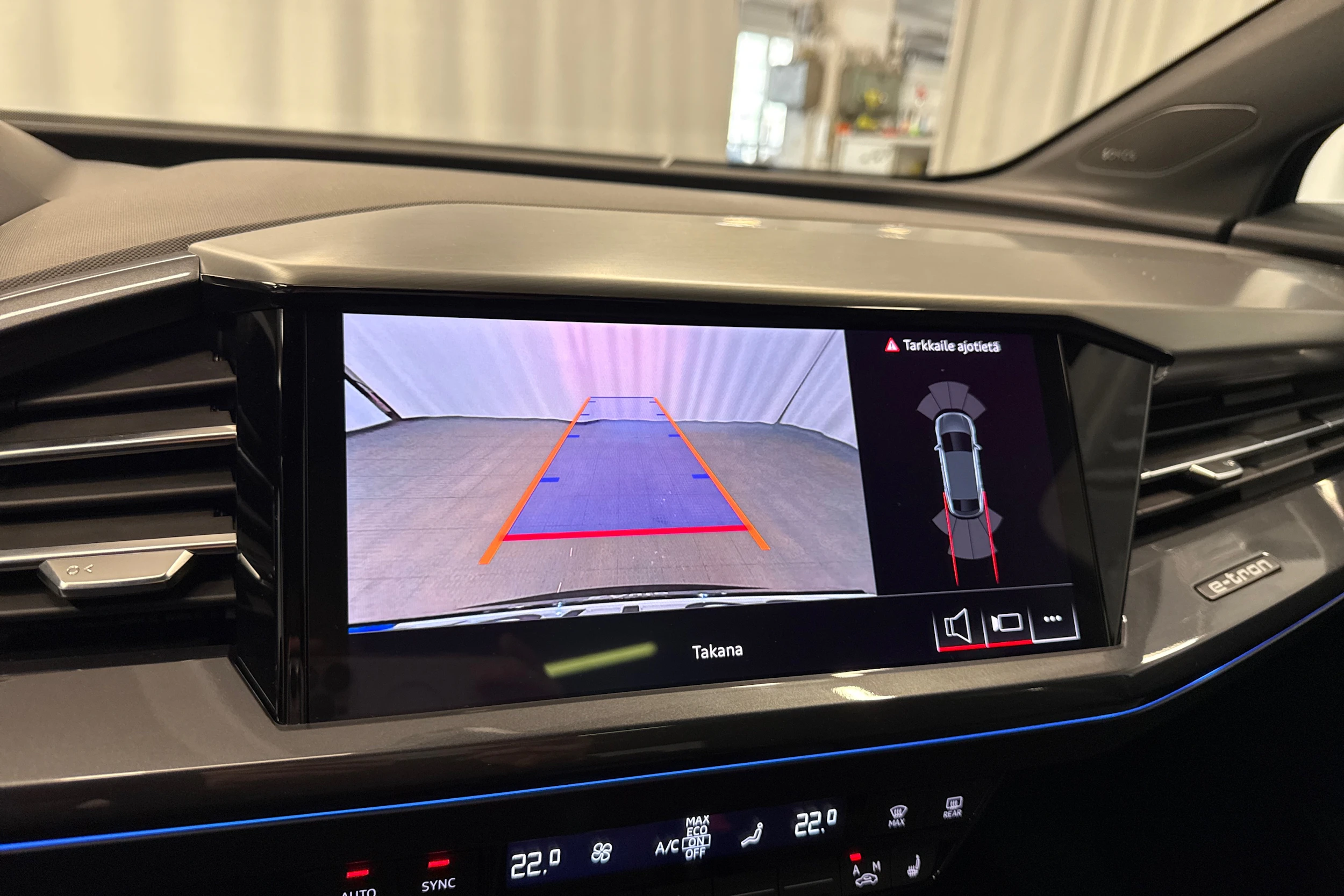 musta Audi Q4 e-tron 2024 kuva 17.