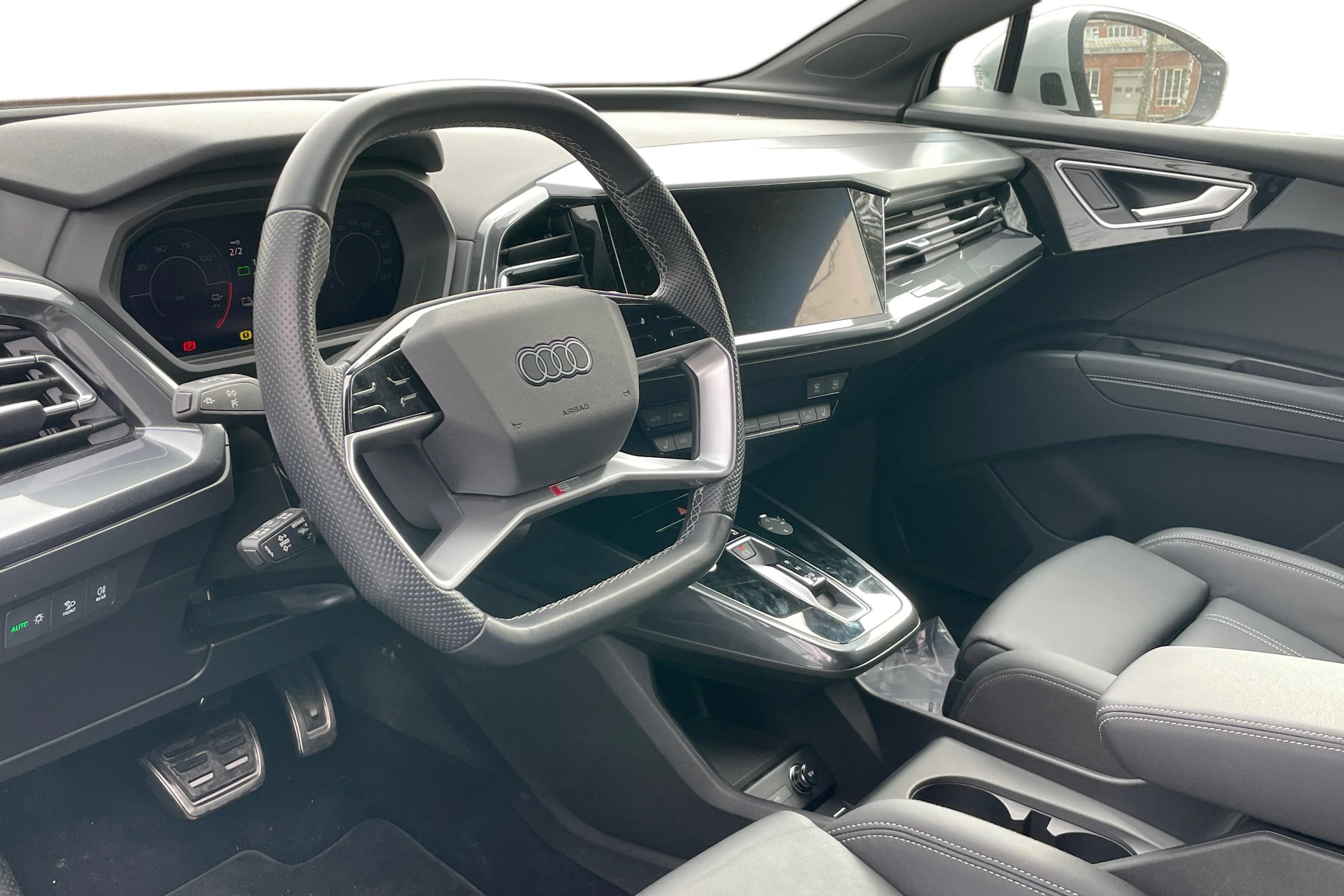 valkoinen Audi Q4 e-tron 2024 kuva 3.